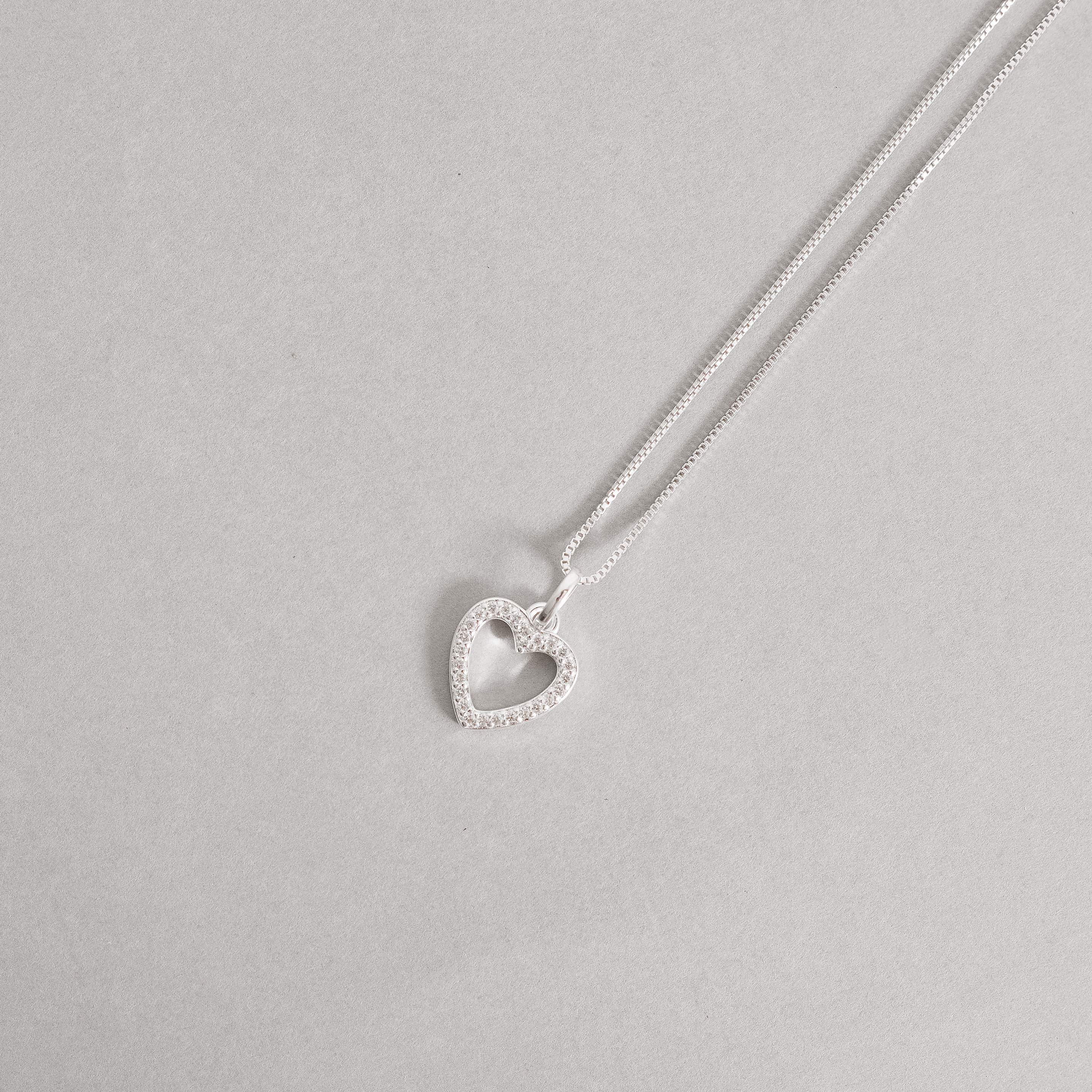 Colar pingente coração vazado cravejado cristal 11mm 45cm