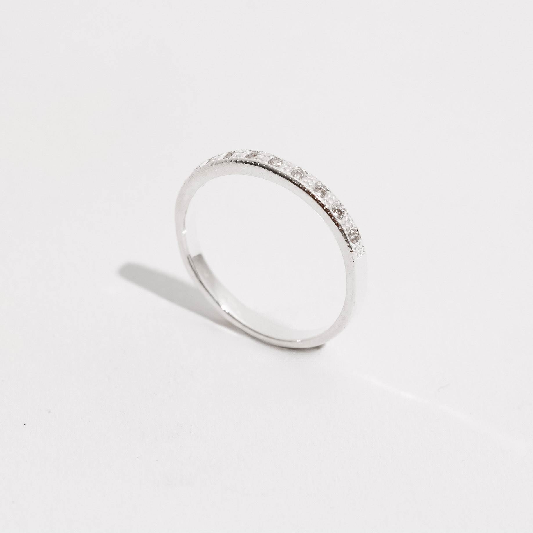 Imagem Anel meia aliança cravejada detalhe desenhado