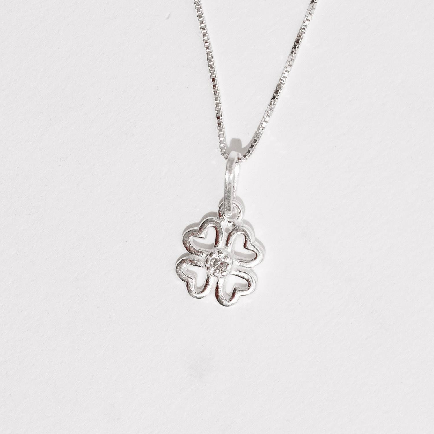 Imagem Colar pingente trevo vazado com zircônia 9mm 40cm