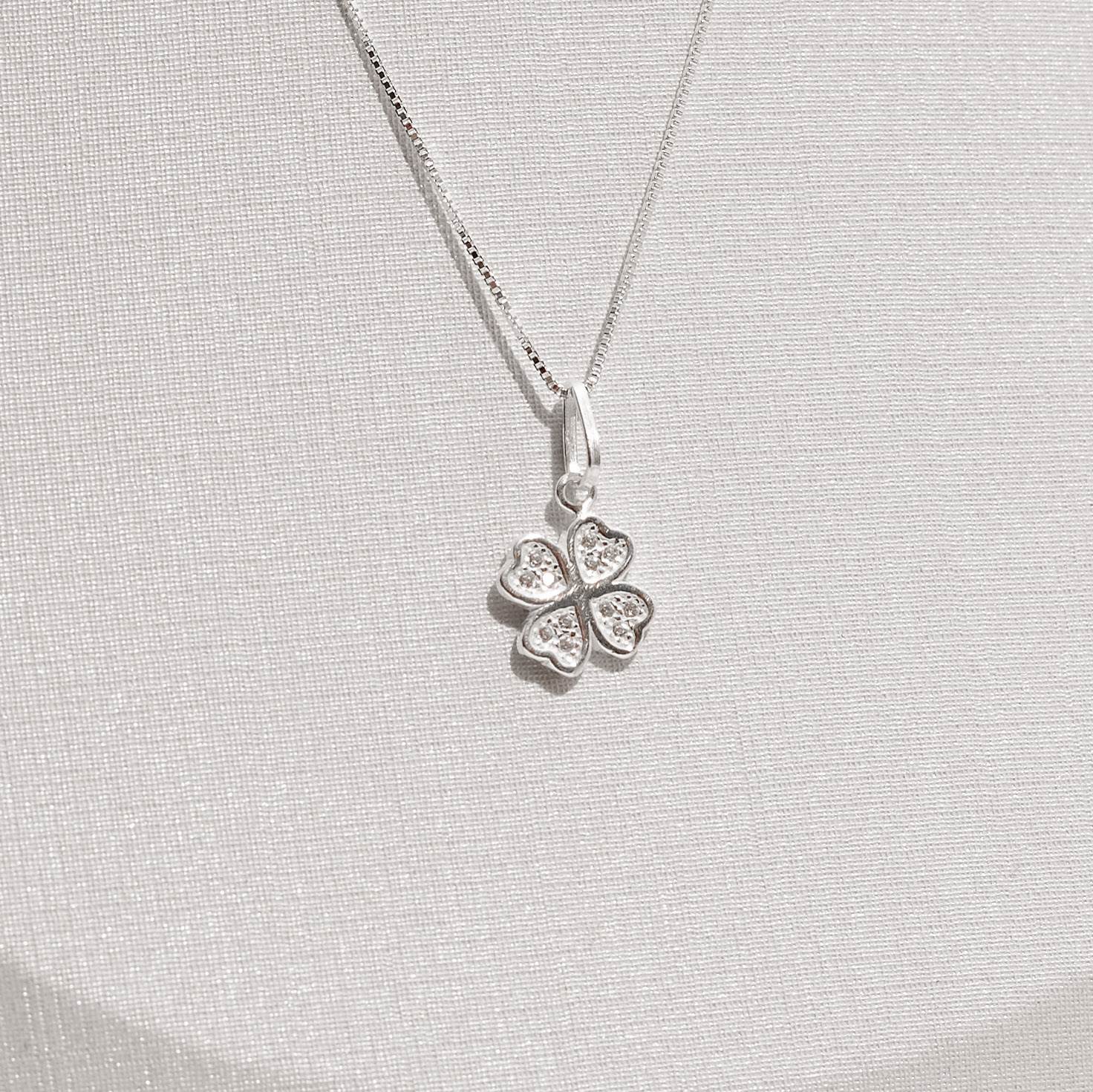 Imagem Colar pingente trevo com zircônias 11mm 45cm