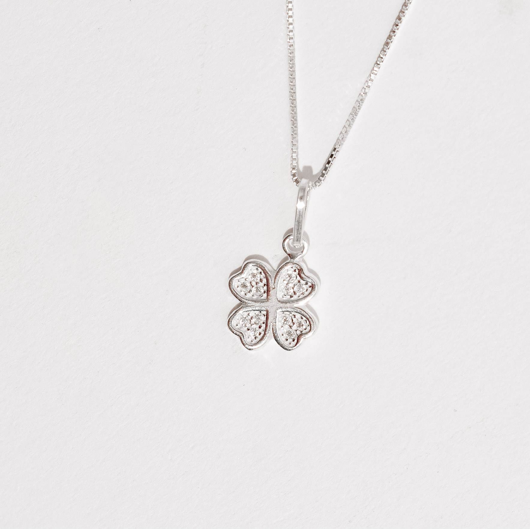 Imagem Secundária Colar pingente trevo com zircônias 11mm 45cm