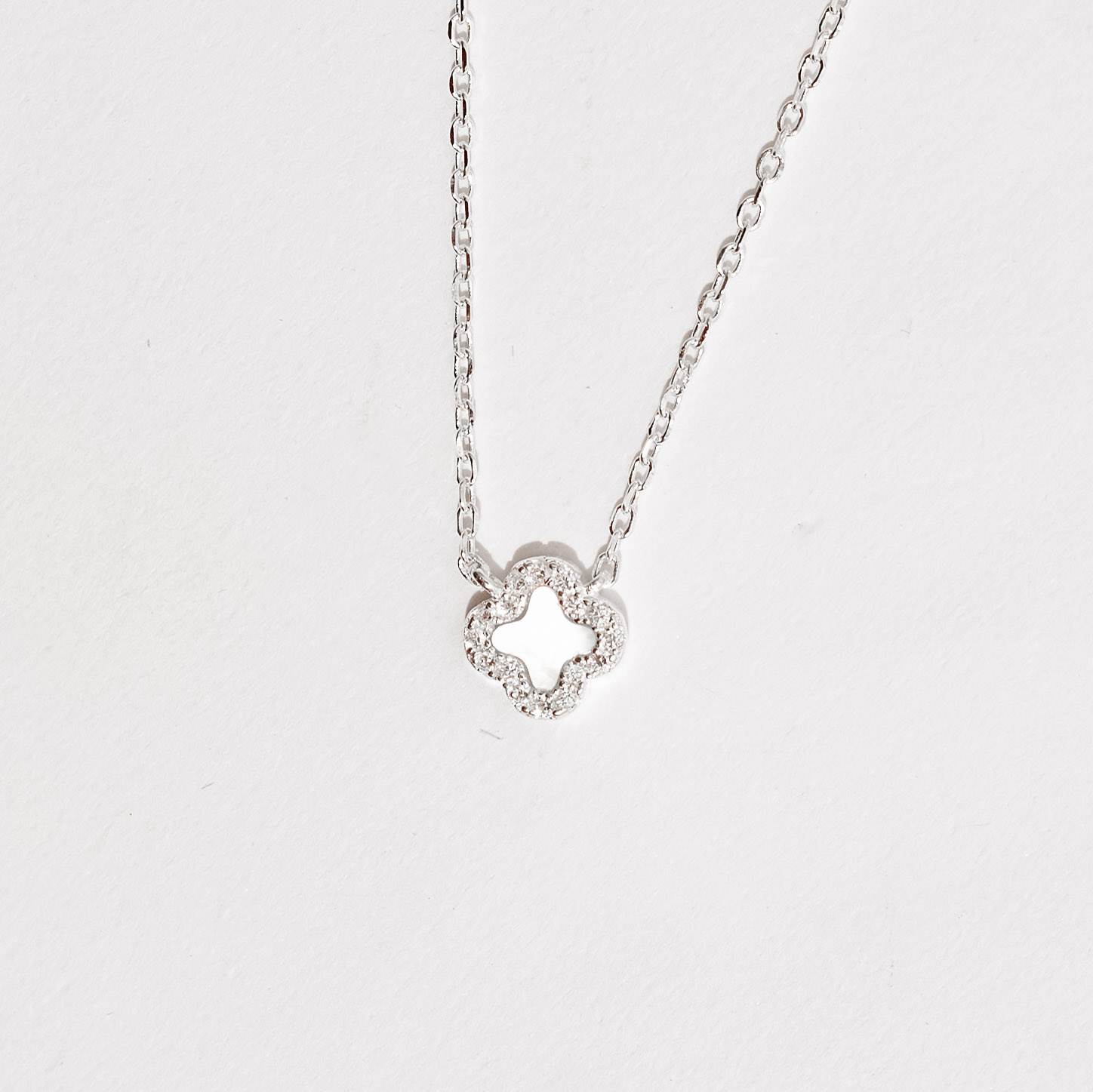 Imagem Colar trevo madrepérola com cravejado 7mm 40cm com extensor