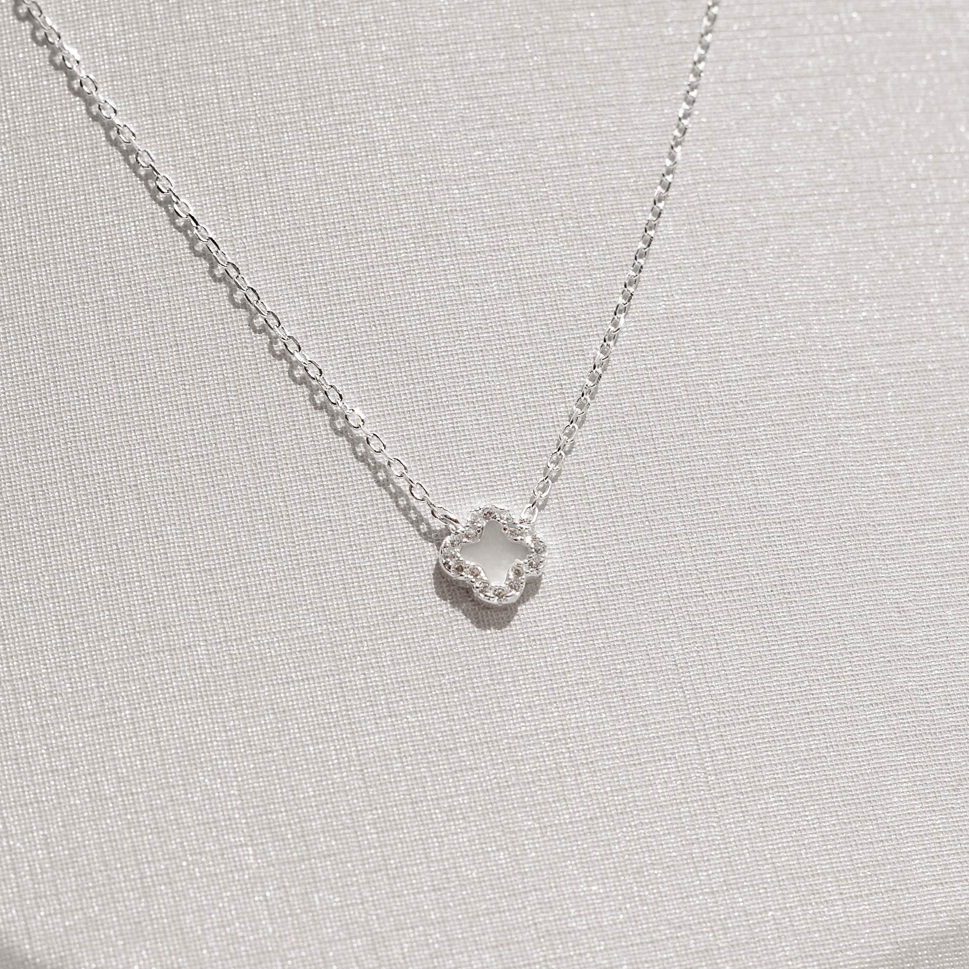 Imagem Secundária Colar trevo madrepérola com cravejado 7mm 40cm com extensor