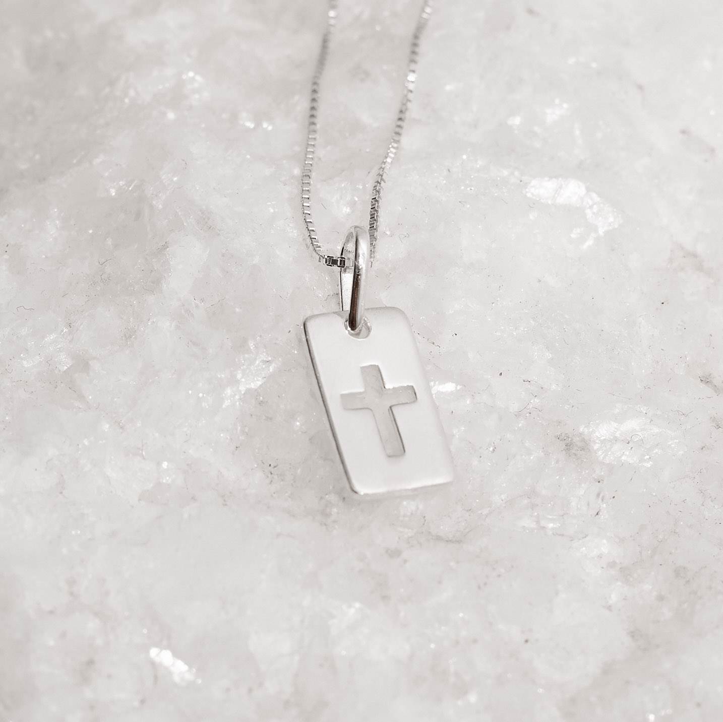 Imagem Colar pingente placa cruz vazada 13mm 45cm