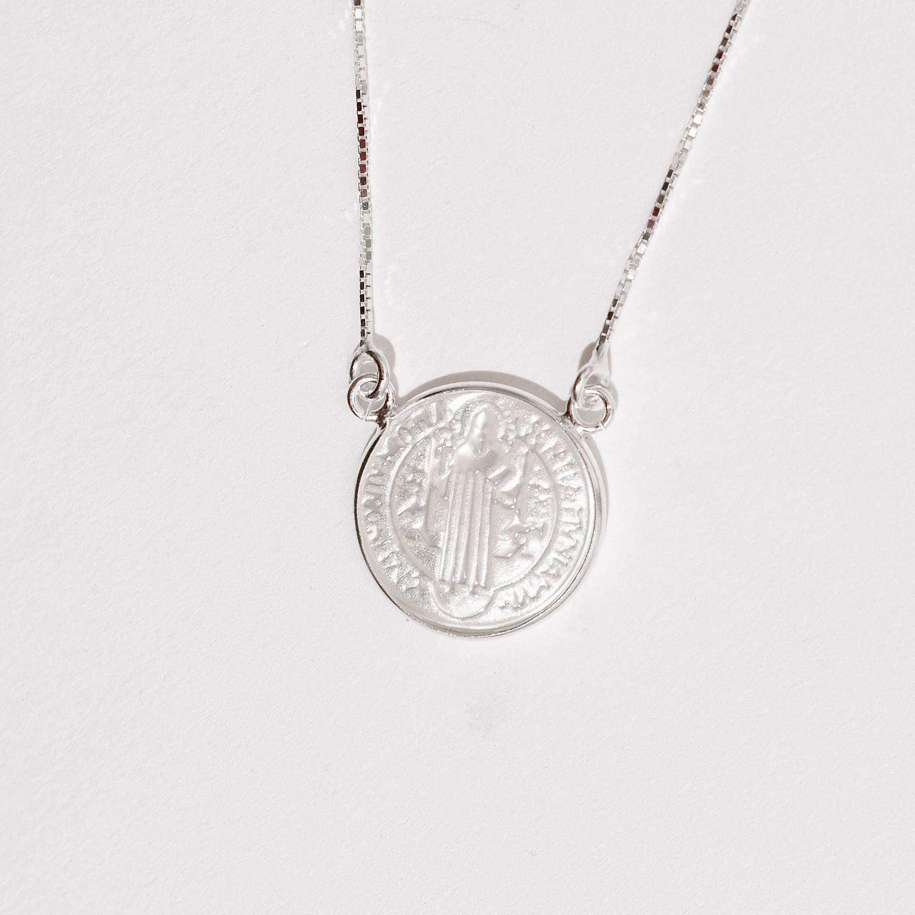 Imagem Colar entremeio medalha São Bento madrepérola 16mm 45cm