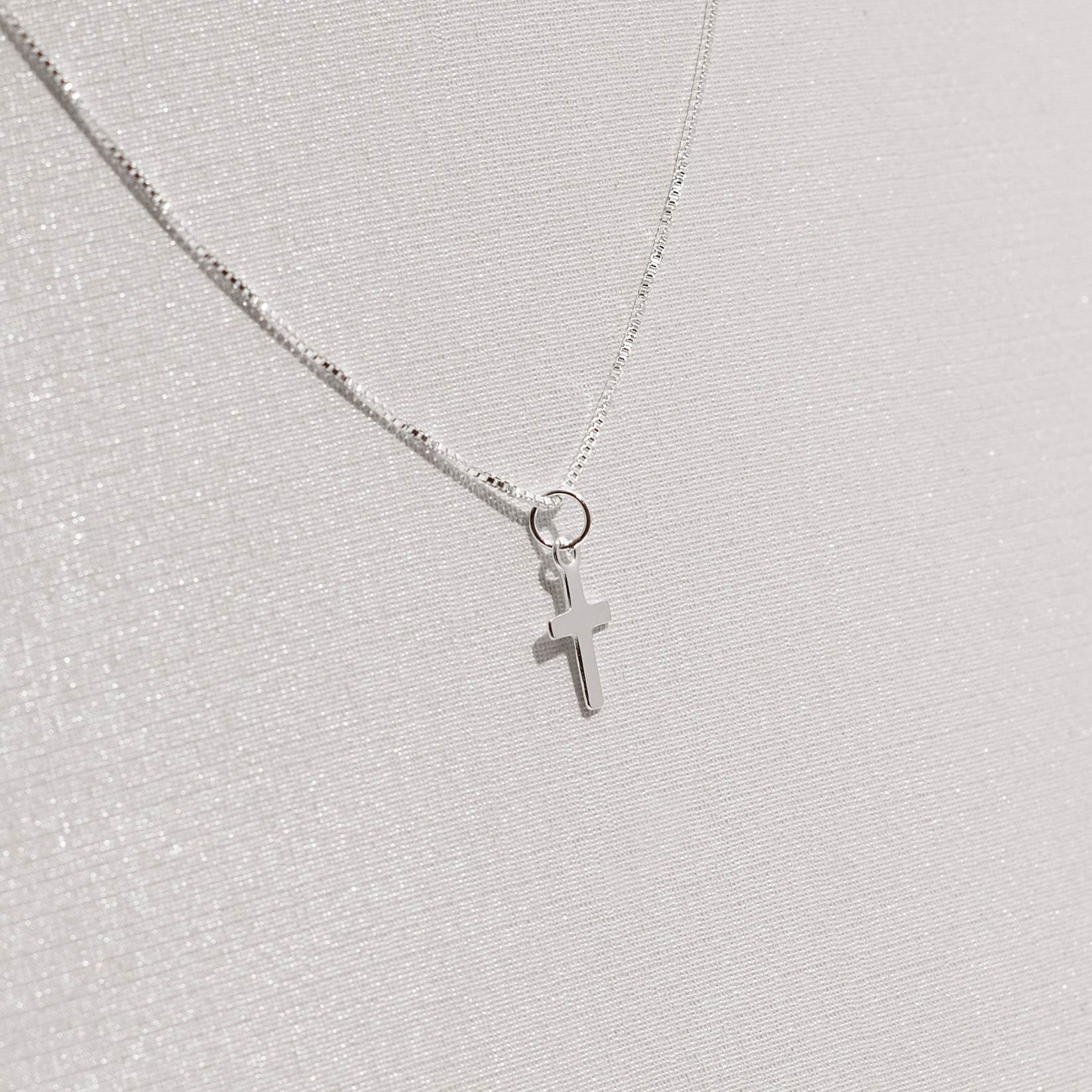 Colar pingente cruz 11mm 40cm