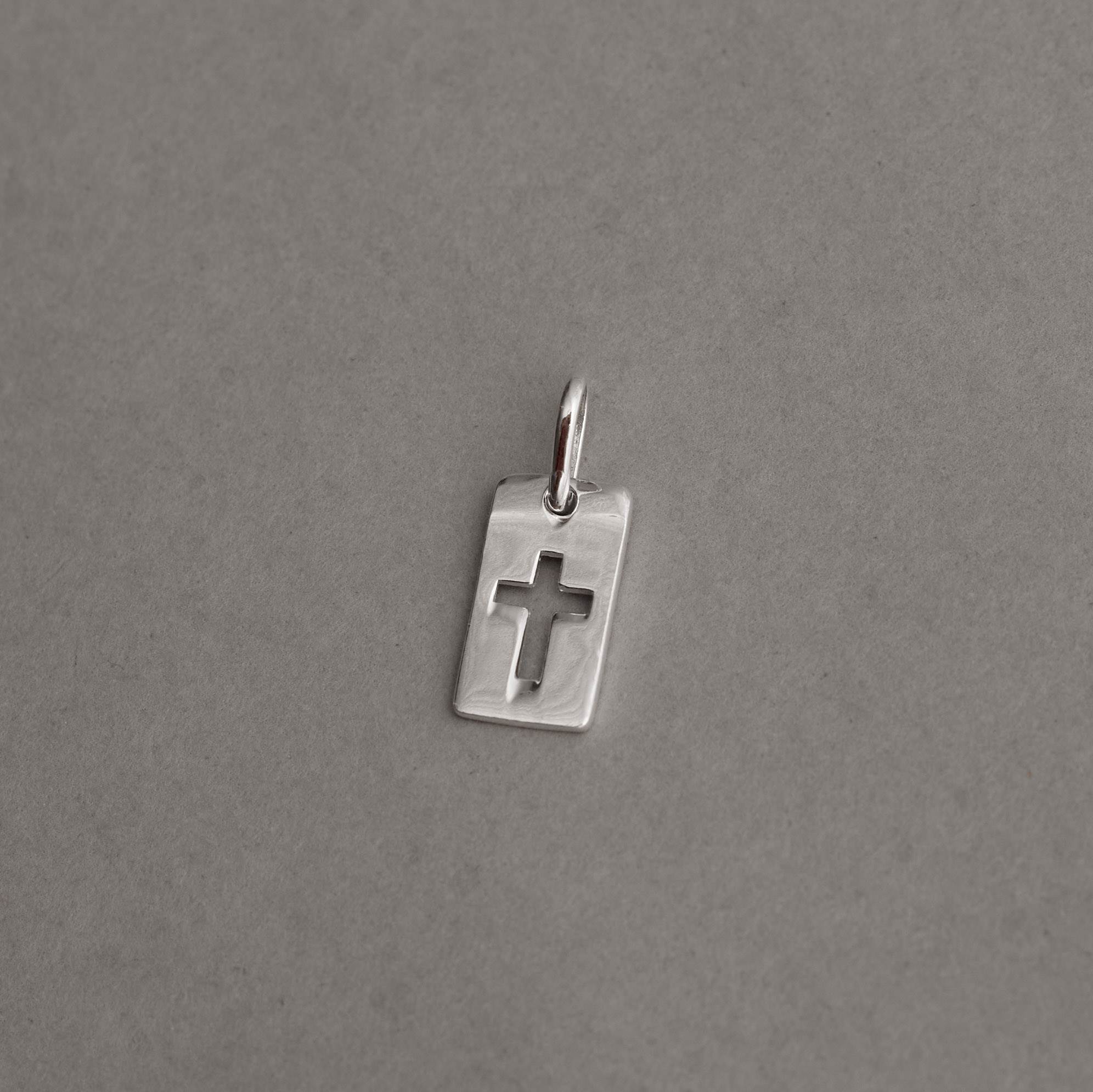 Pingente placa cruz vazada 13mm