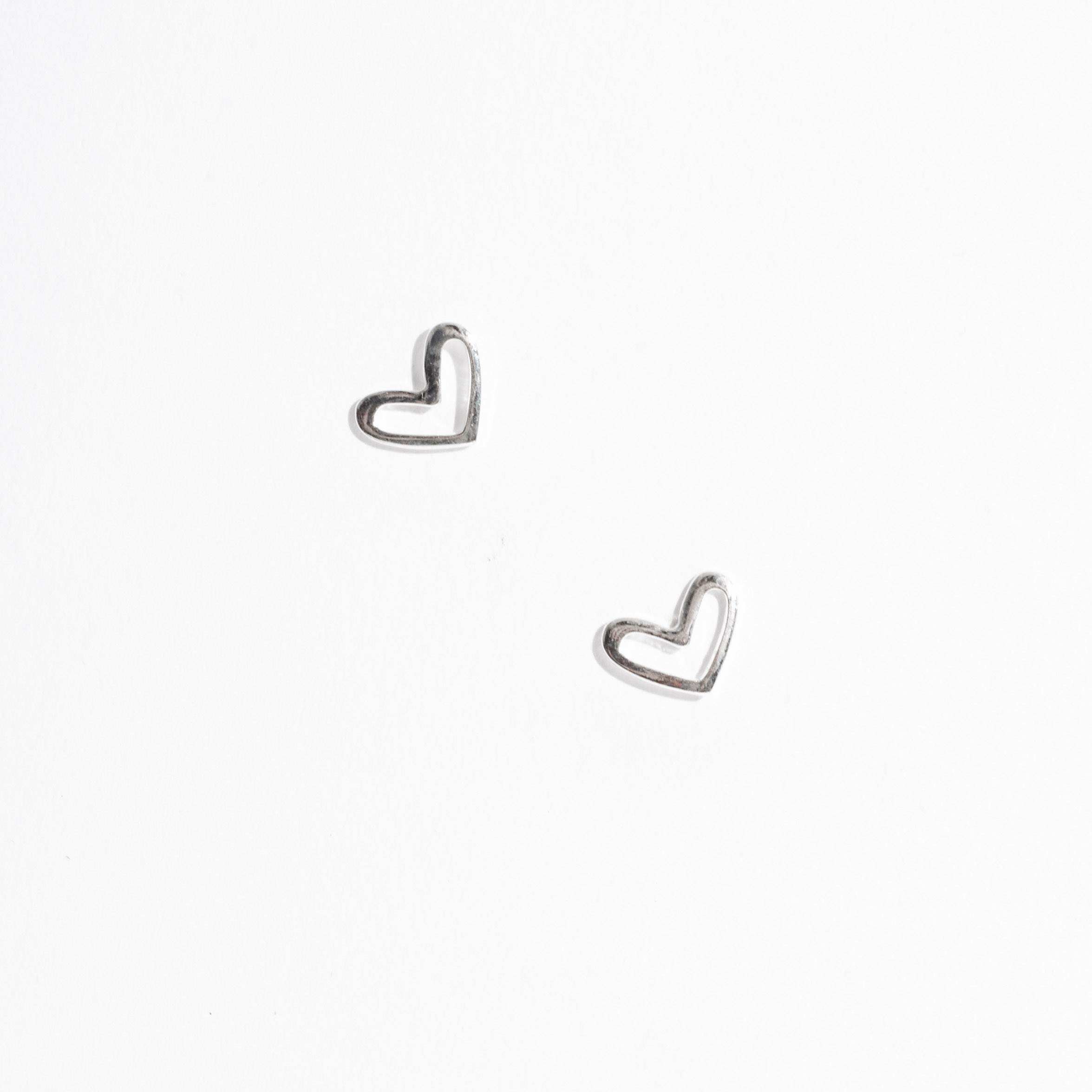 Imagem Brinco coração liso vazado 9mm