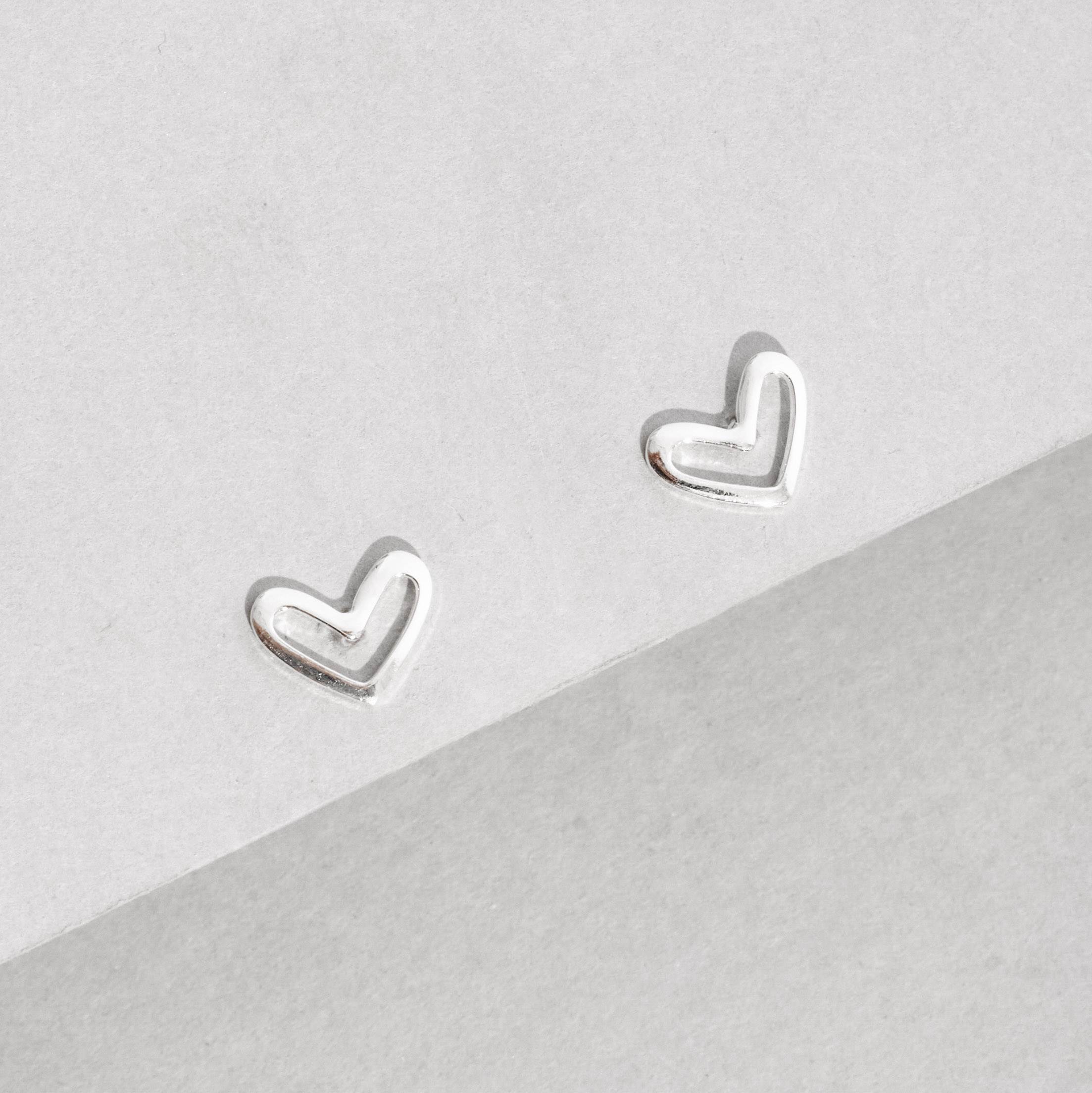 Imagem Secundária Brinco coração liso vazado 9mm