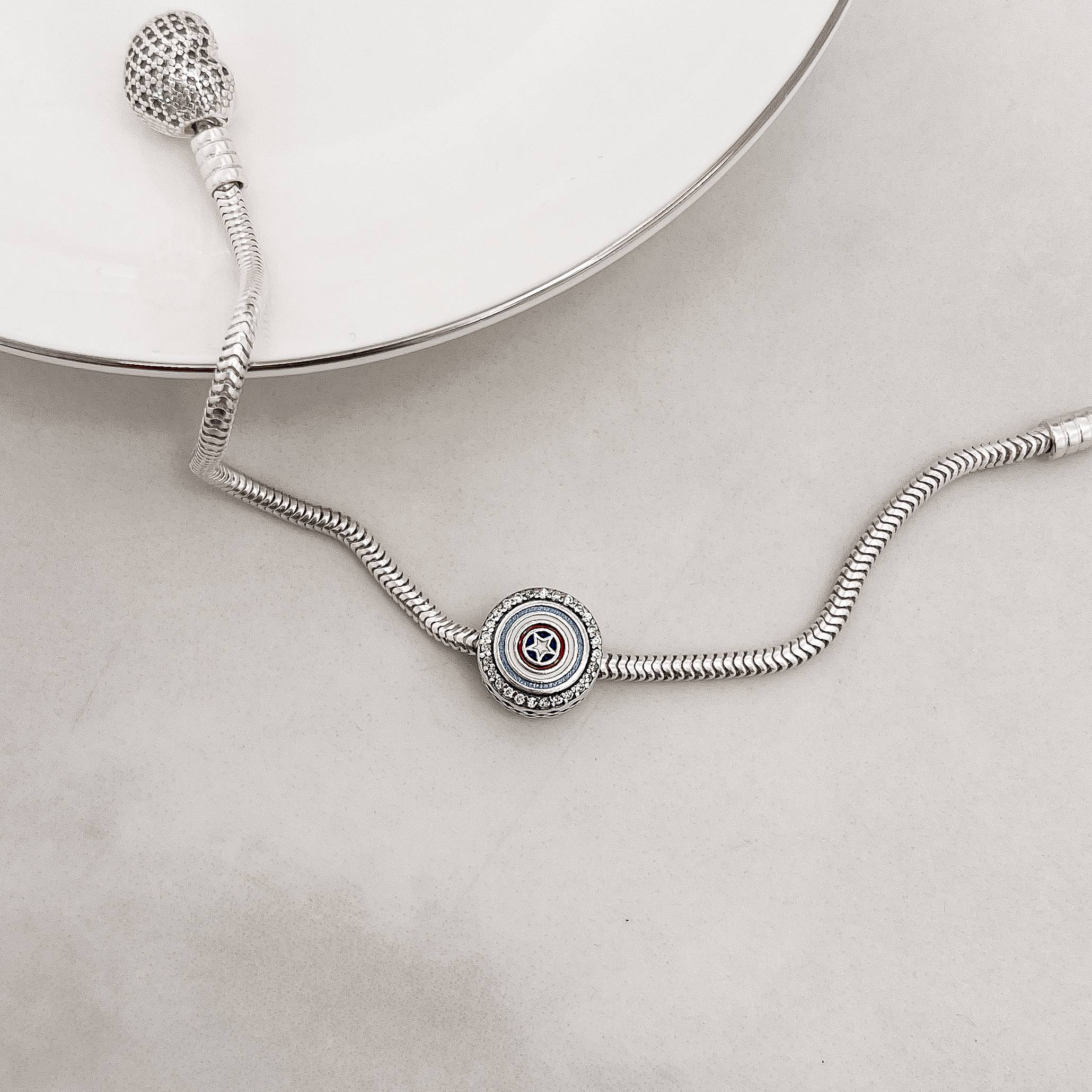 Berloque separador escudo Capitão América com cravejado resina 12mm envelhecido