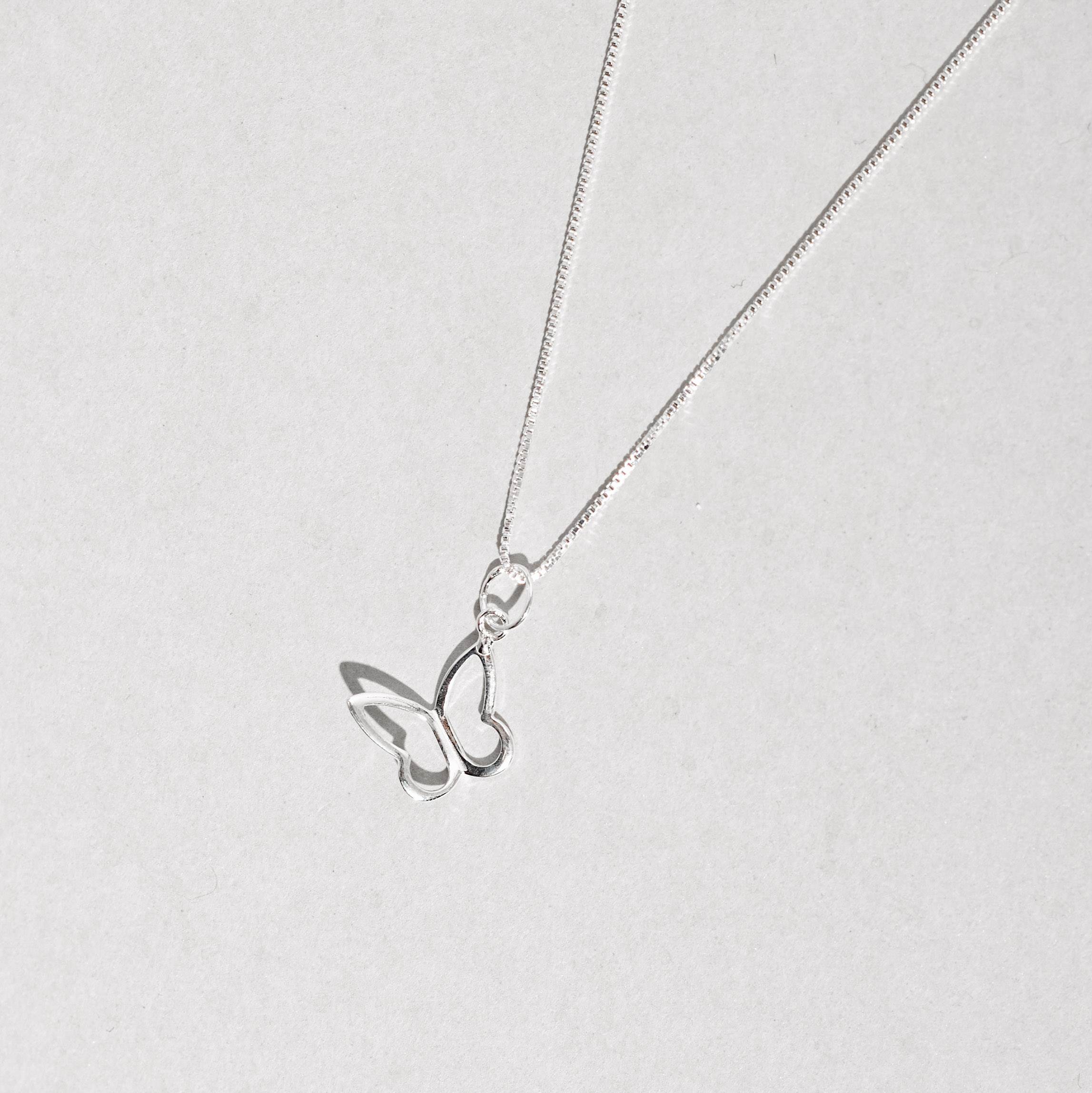 Imagem Colar pingente borboleta vazada de lado 11mm 45cm