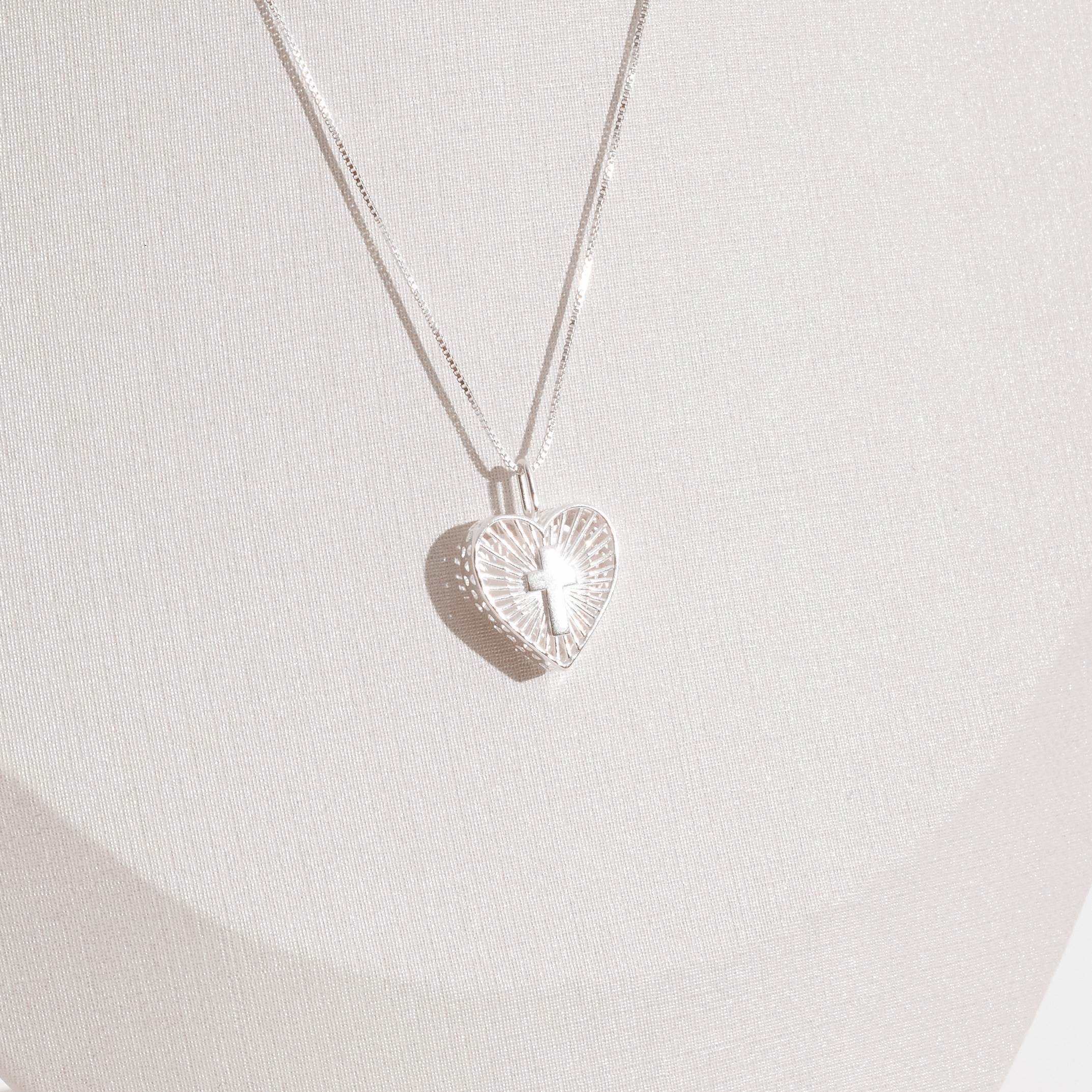 Imagem Secundária Colar pingente coração dupla face cruz e Livrai-me de todo mal amém 16mm 45cm