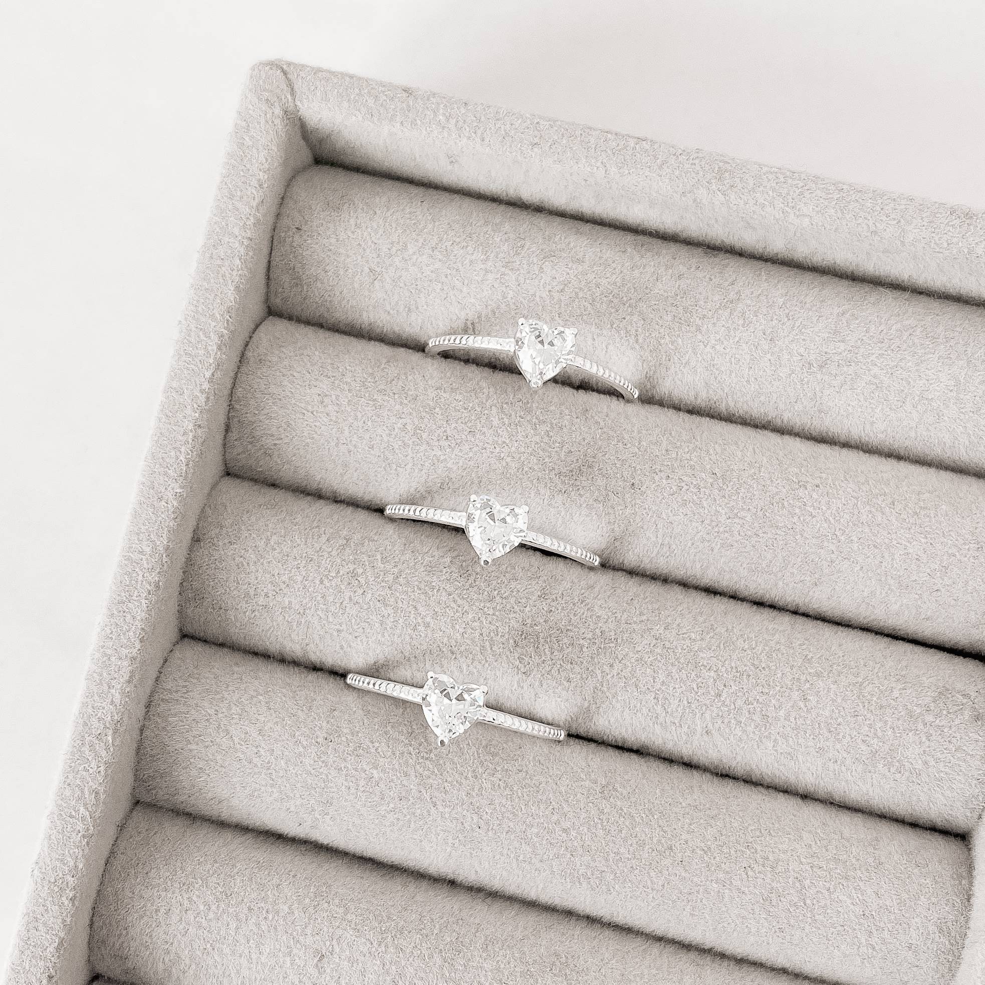 Imagem Secundária Anel solitário zircônia coração cristal detalhe bolinhas