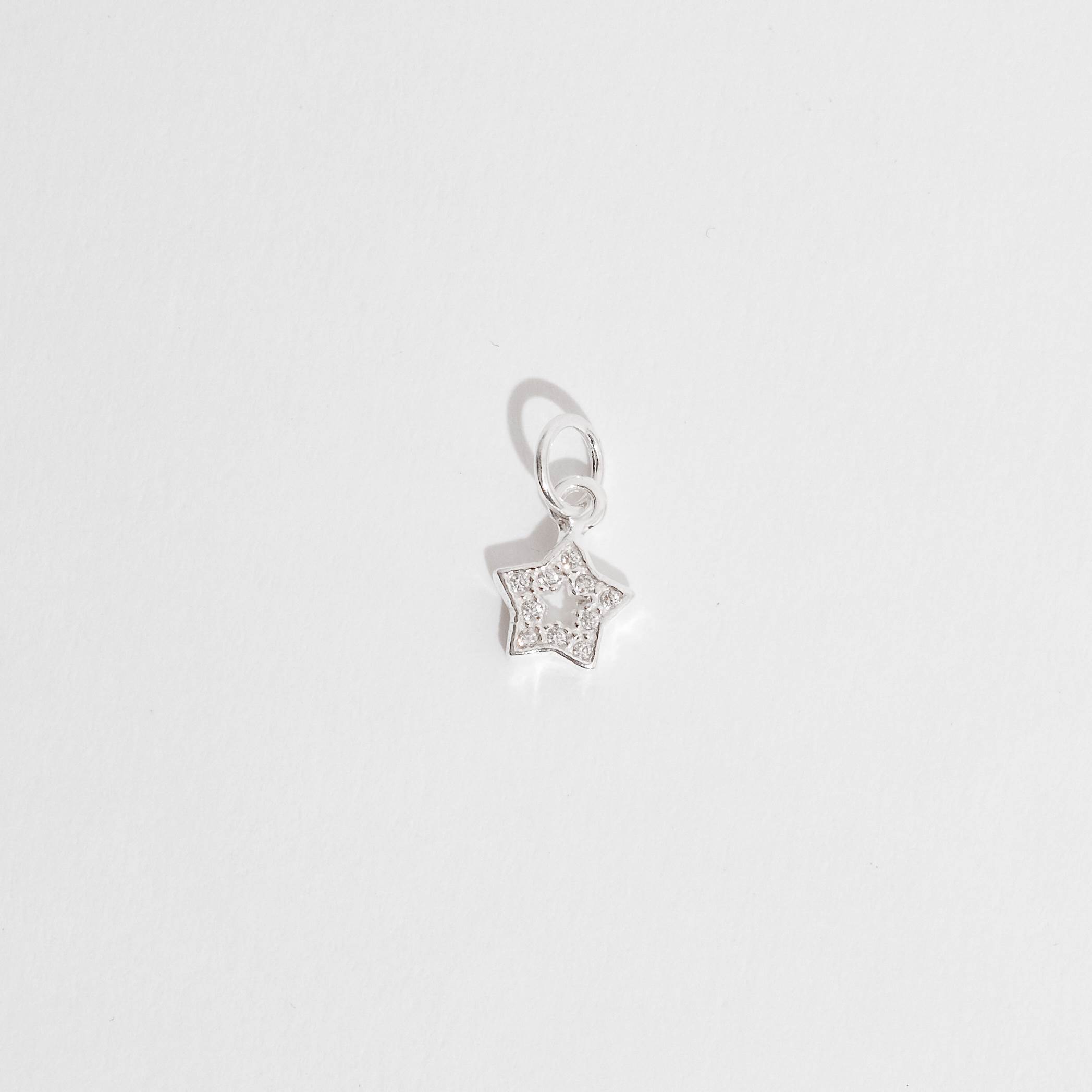 Pingente estrela vazada cravejada 7mm