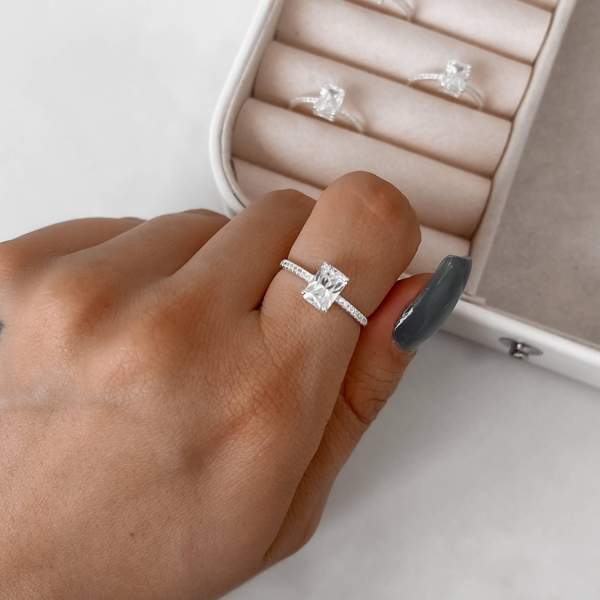 Imagem Secundária Anel solitário zircônia retangular detalhe cravejado