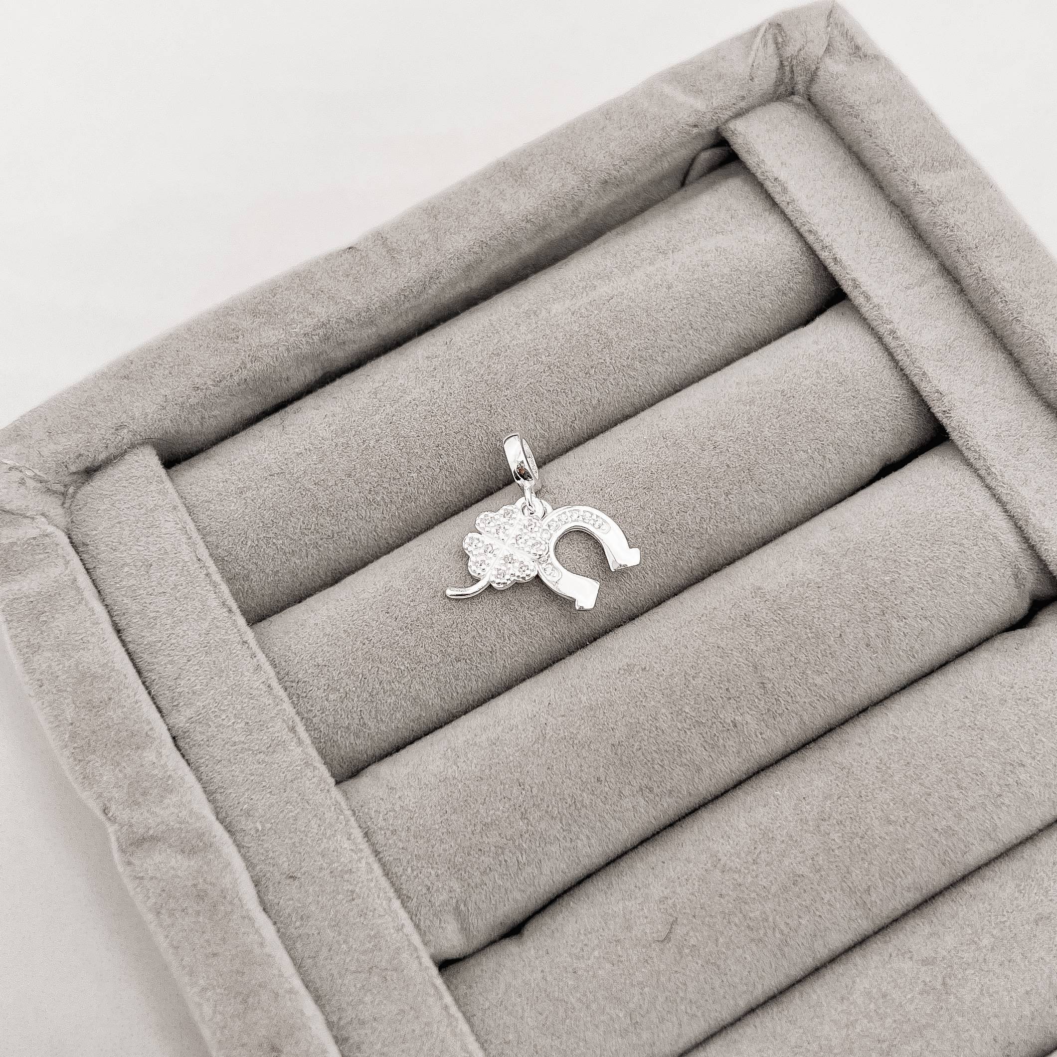 Berloque pingente trevo e ferradura cravejados