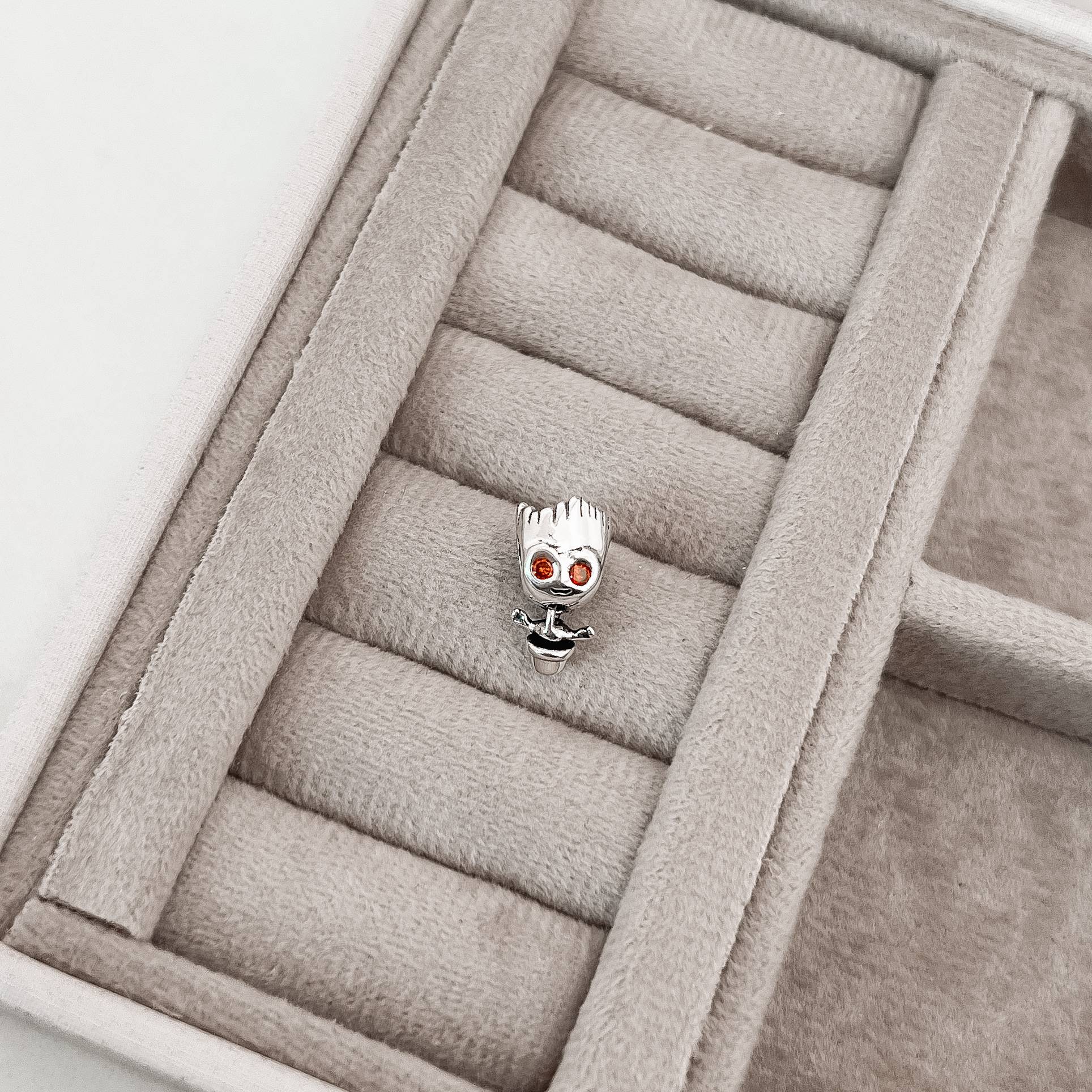 Berloque separador Groot detalhe zircônia laranja 14mm envelhecido