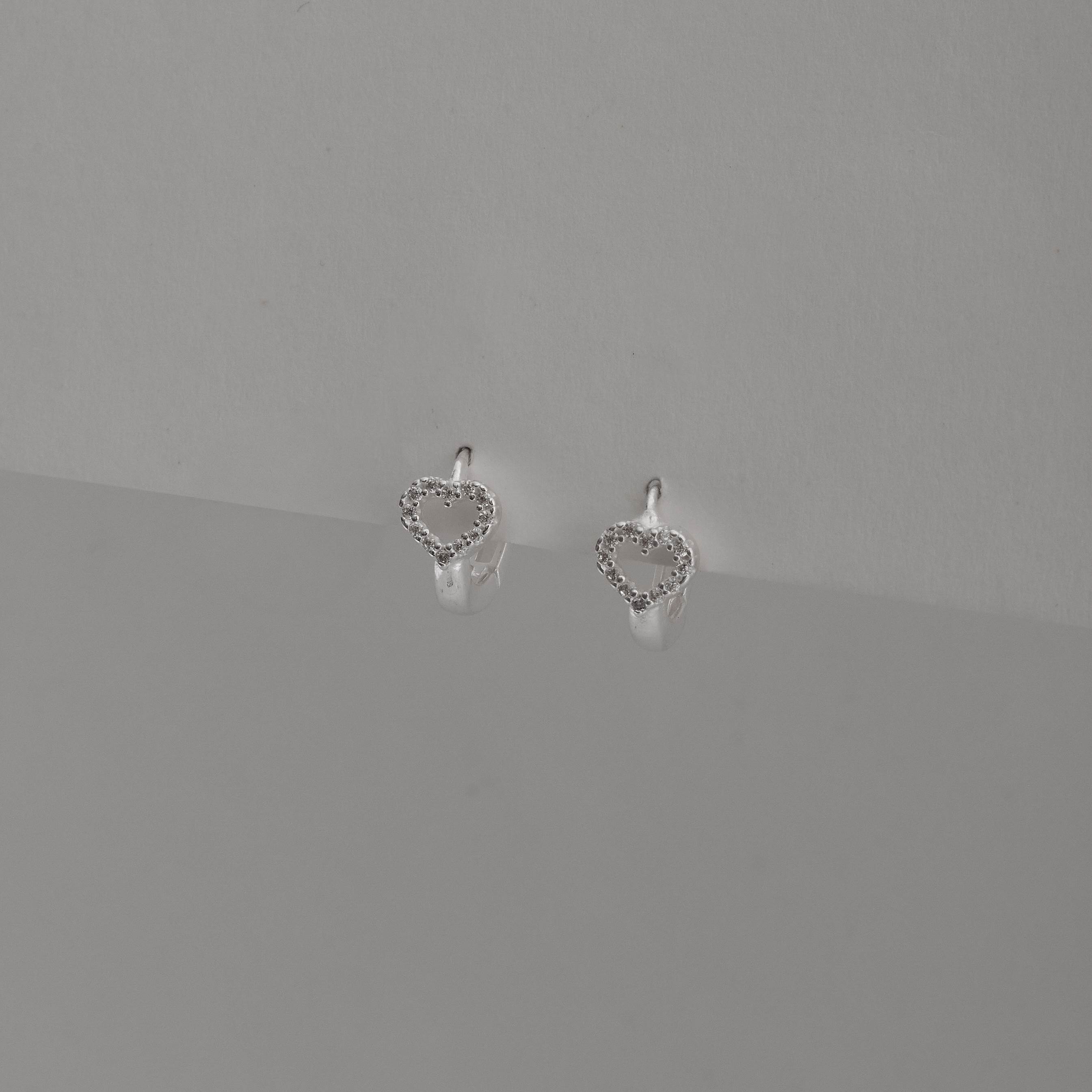 Imagem Secundária Argola click 12mm detalhe coração vazado cravejado