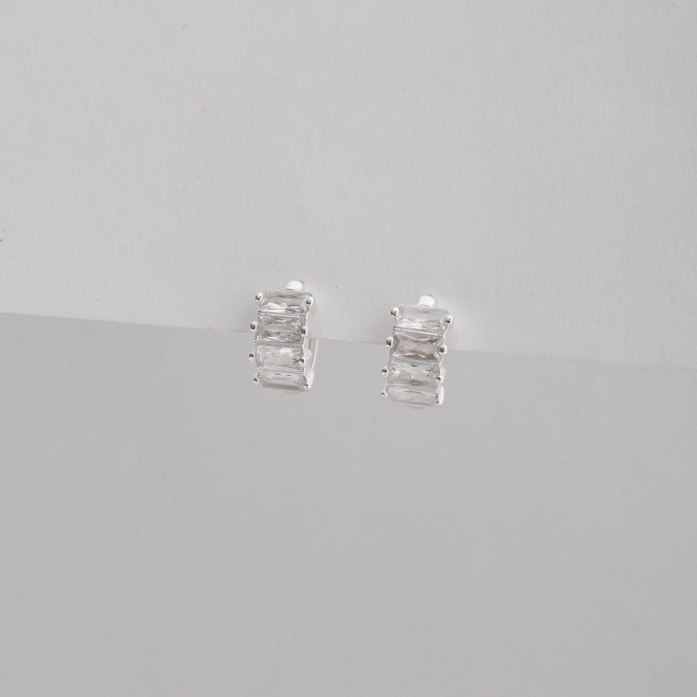 Imagem Secundária Argola click 10mm 4 zircônias retangulares