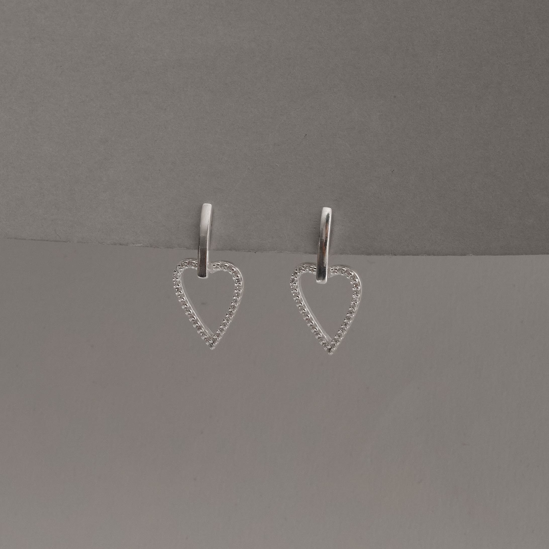 Imagem Secundária Brinco base com pingente coração vazado cravejado 17mm