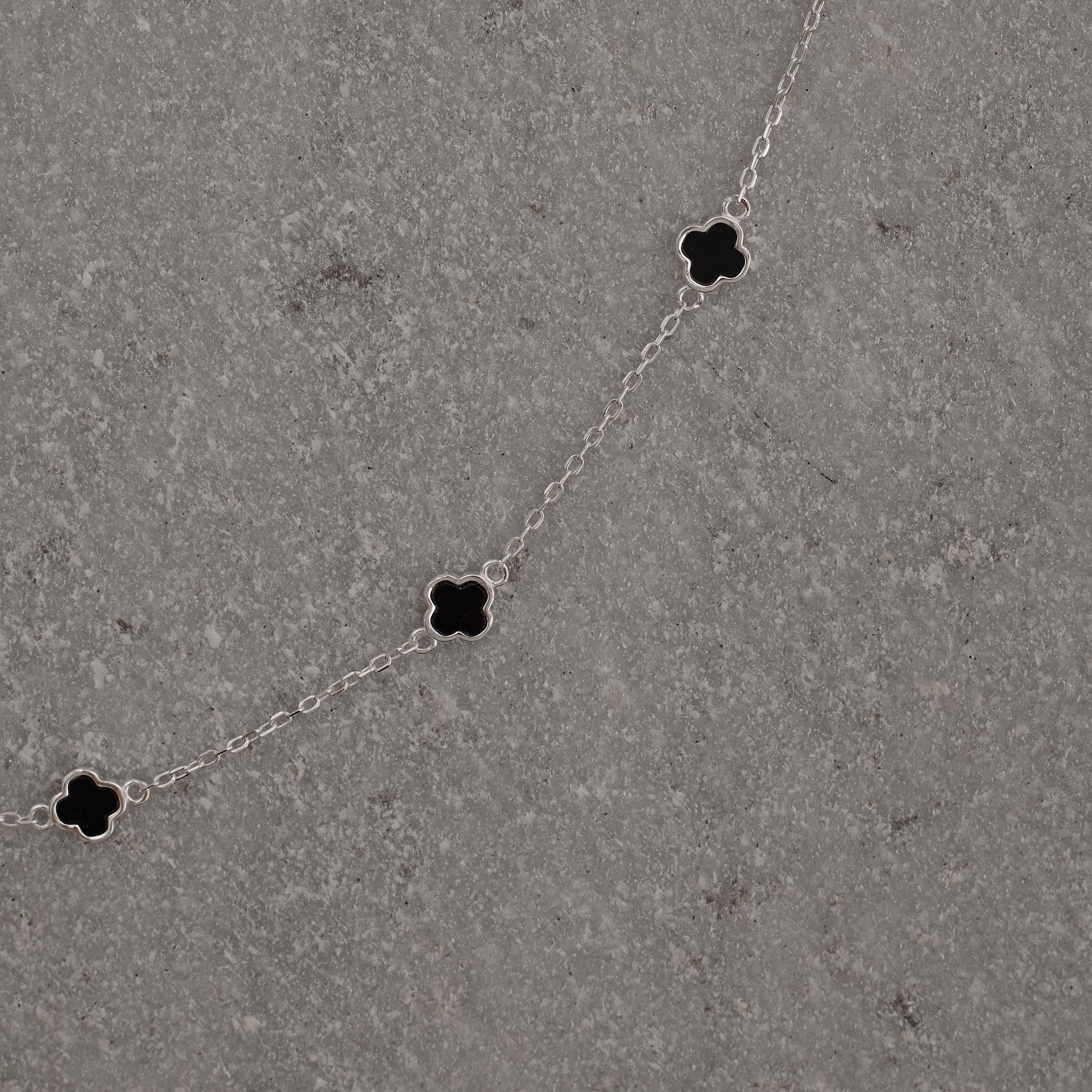 Imagem Secundária Colar entremeio trevos pedra ônix 6mm corrente cadeado 60+5cm
