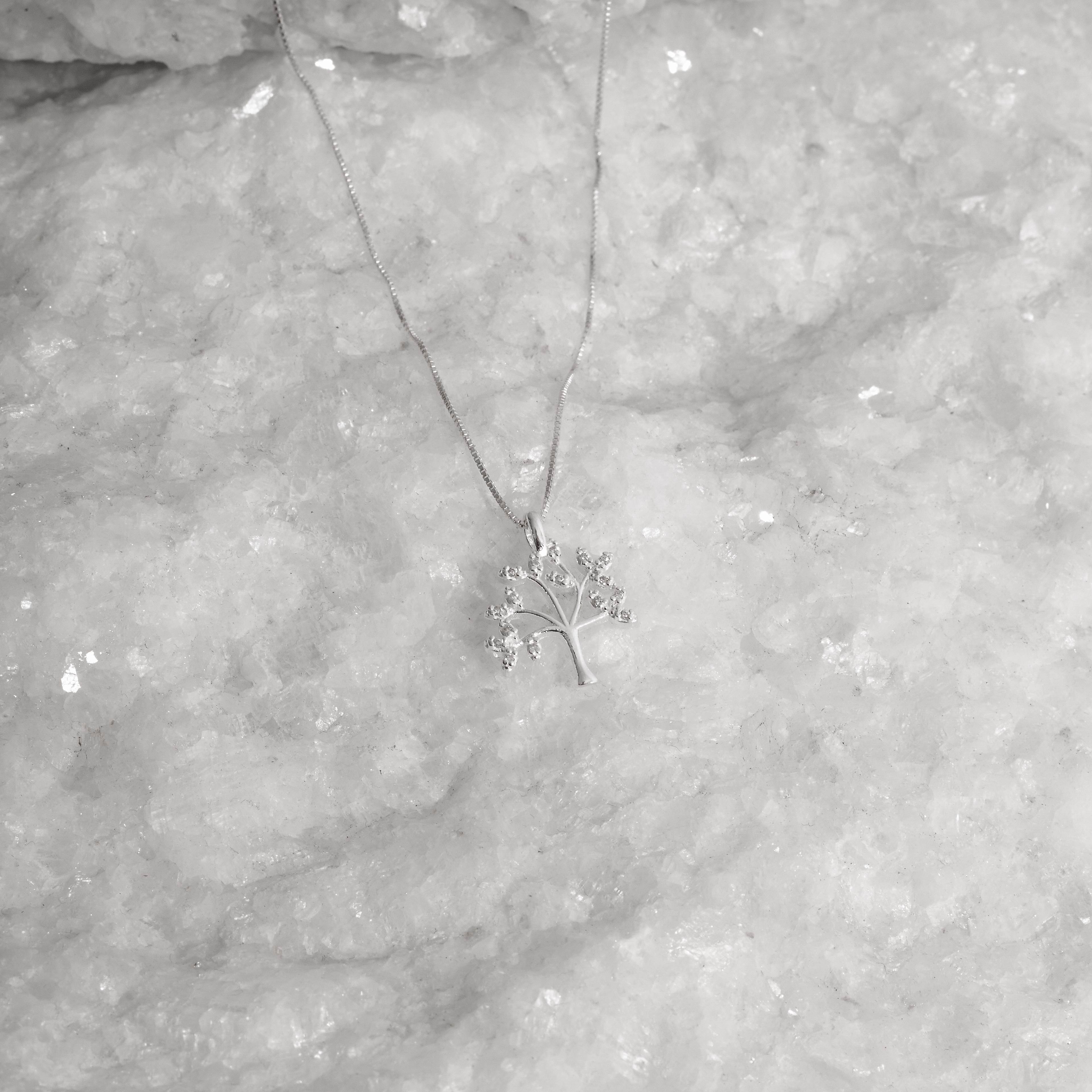 Imagem Colar pingente árvore folhas com zircônias 16mm 45cm