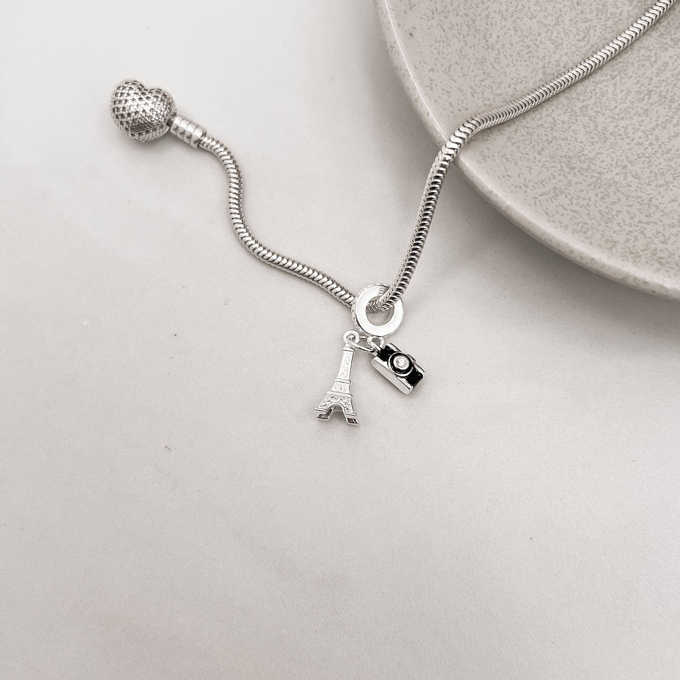 Berloque pingentes torre Eiffel e câmera detalhe cravejado