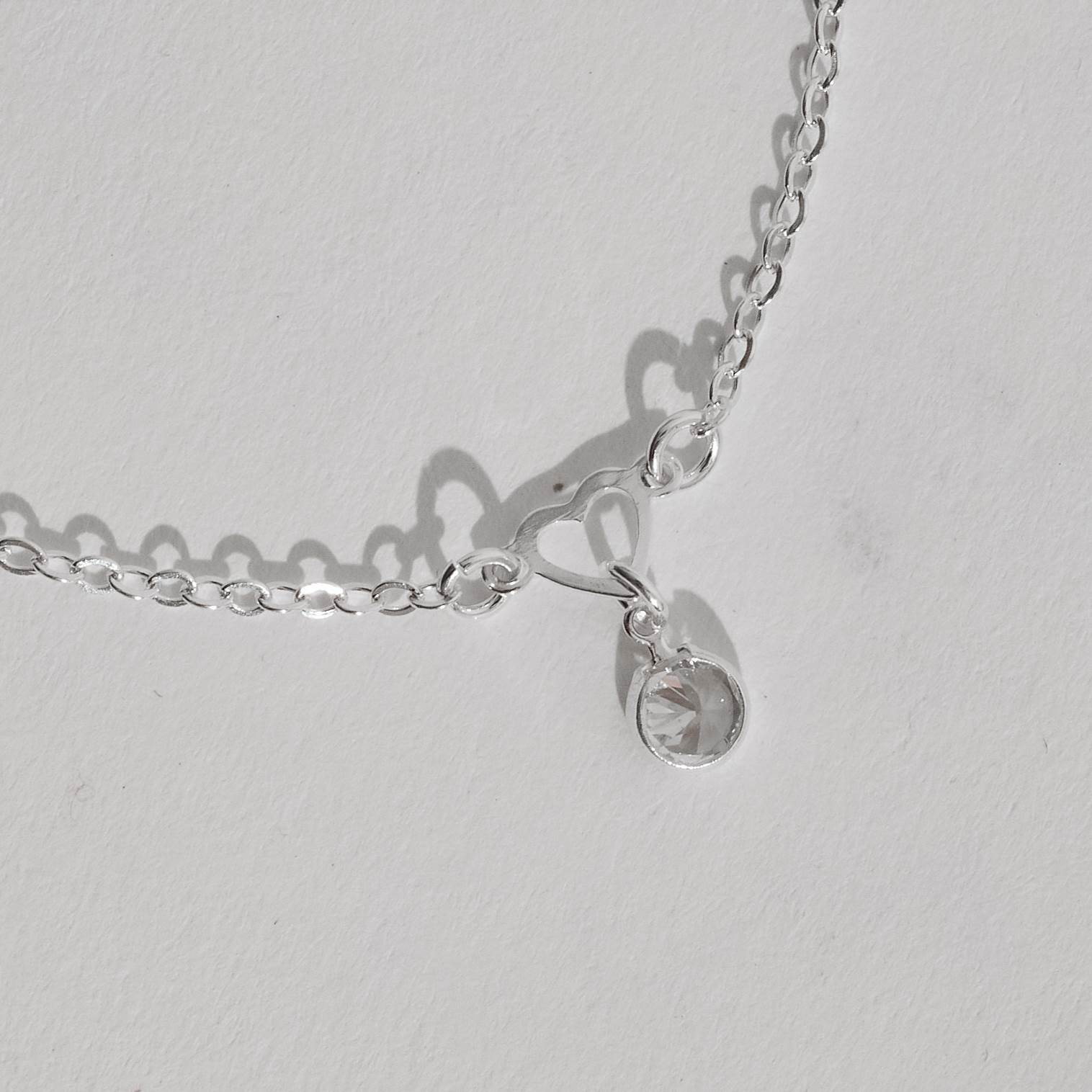 Imagem Pulseira infantil entremeio coração vazado com pingente zircônia 6mm