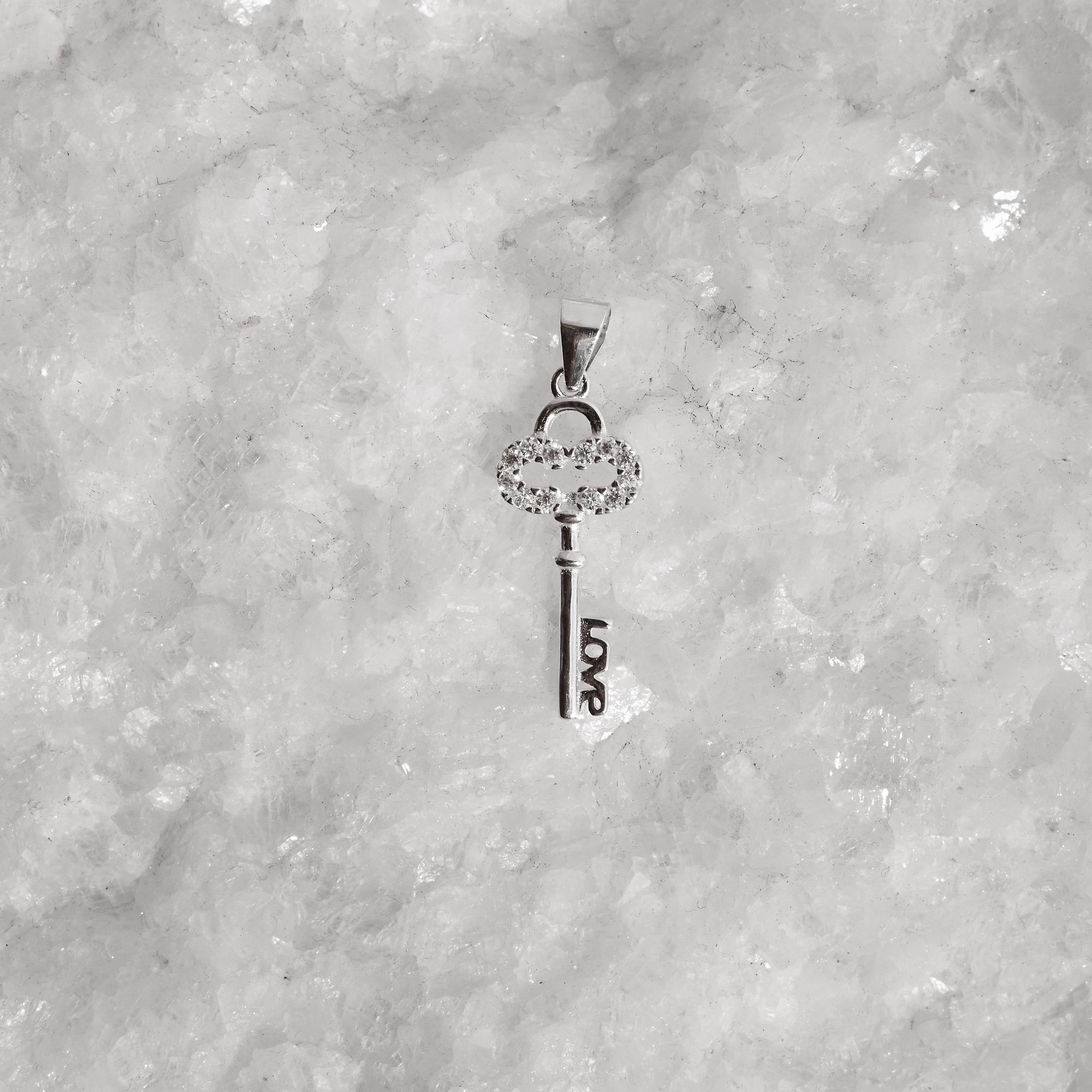 Imagem Secundária Pingente chave cravejada escrito love 21mm