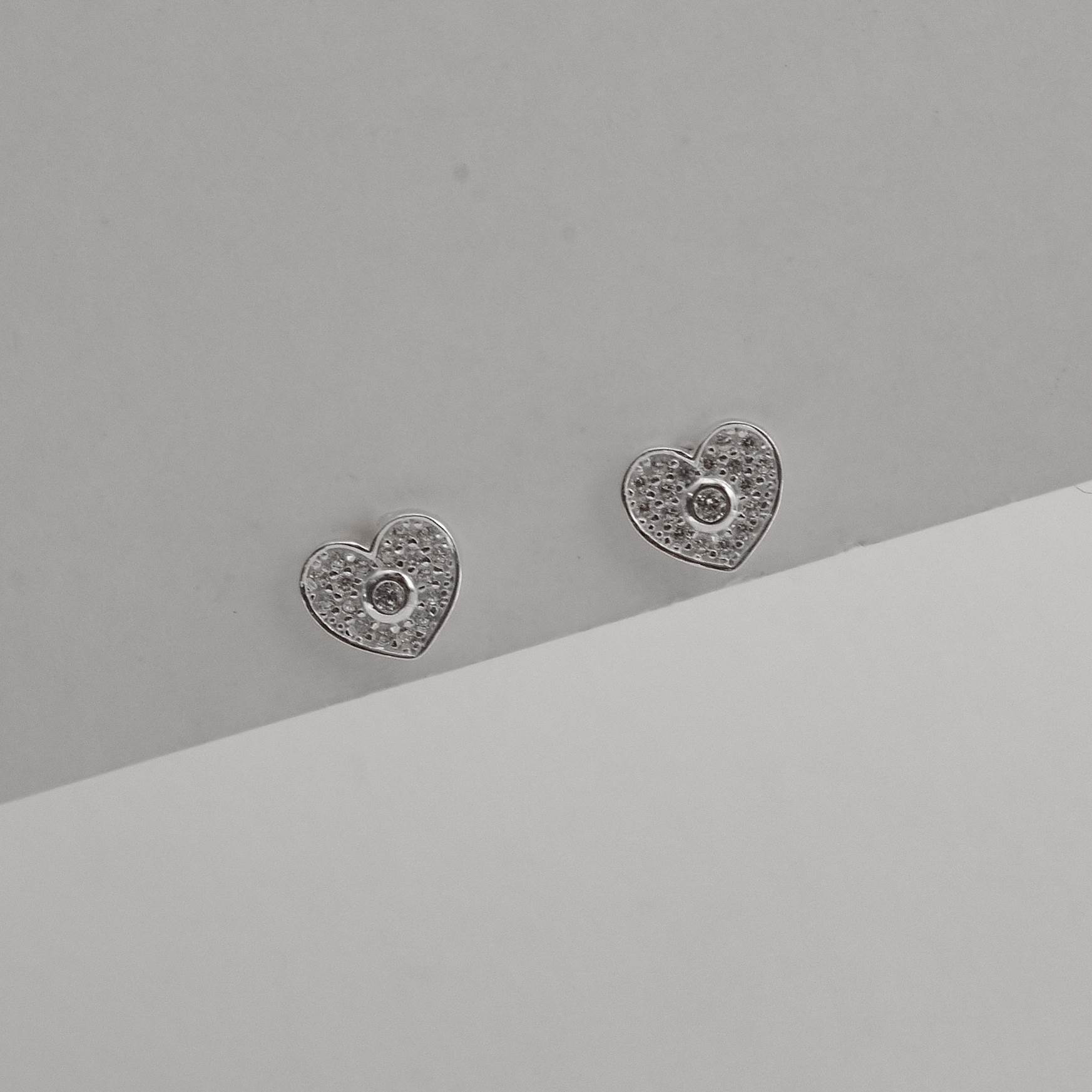 Imagem Secundária Brinco coração cravejado detalhe zircônia 8mm