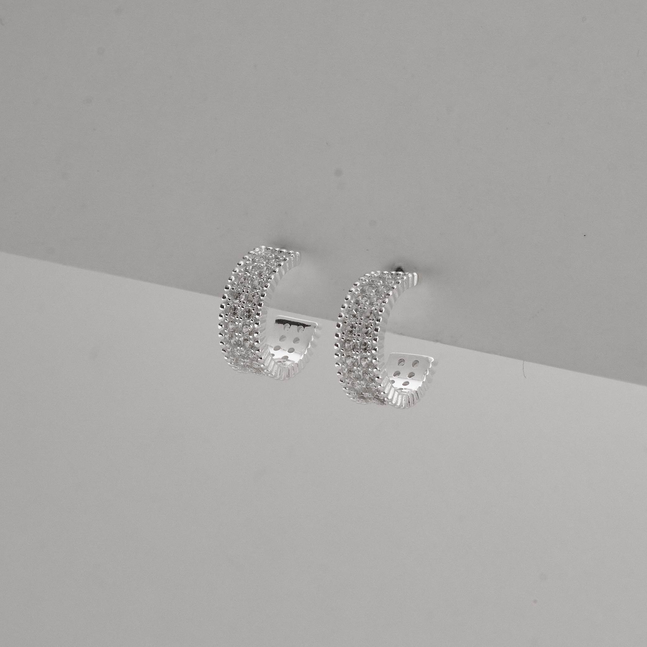 Imagem Secundária Argola larga cravejada 14mm tarraxa