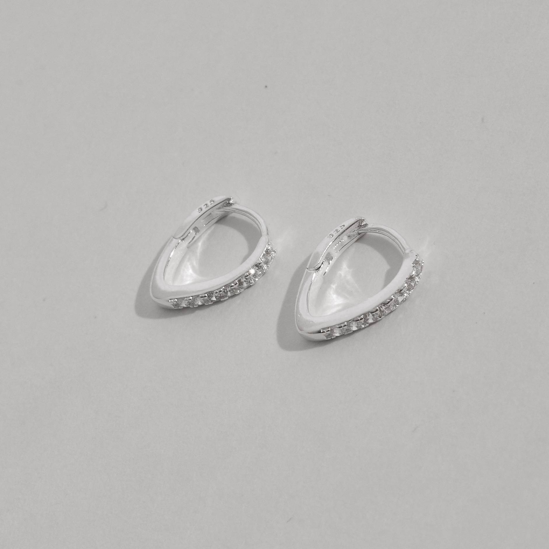 Imagem Secundária Argola click gota 13mm cravejada cristal