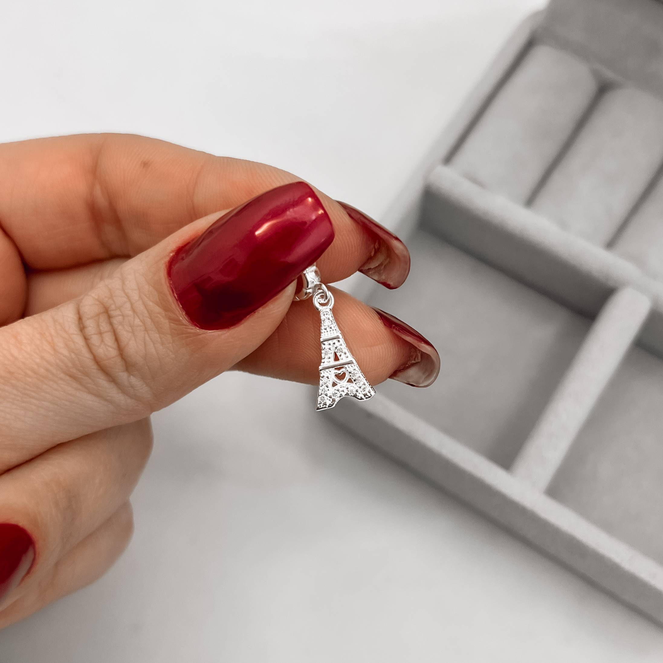 Berloque pingente torre Eiffel cravejada 13mm