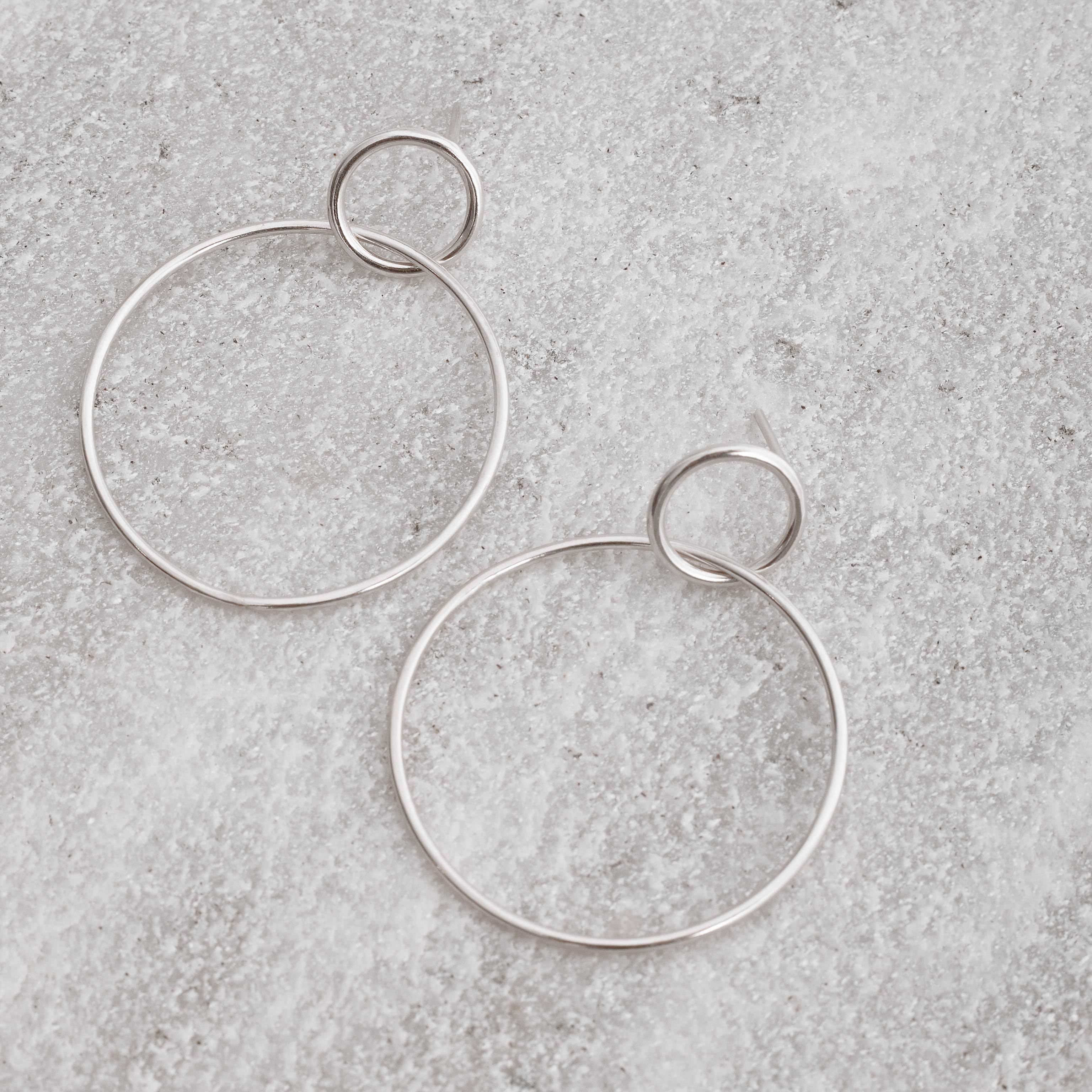 Imagem Secundária Brinco círculo com círculo pendurado 47mm
