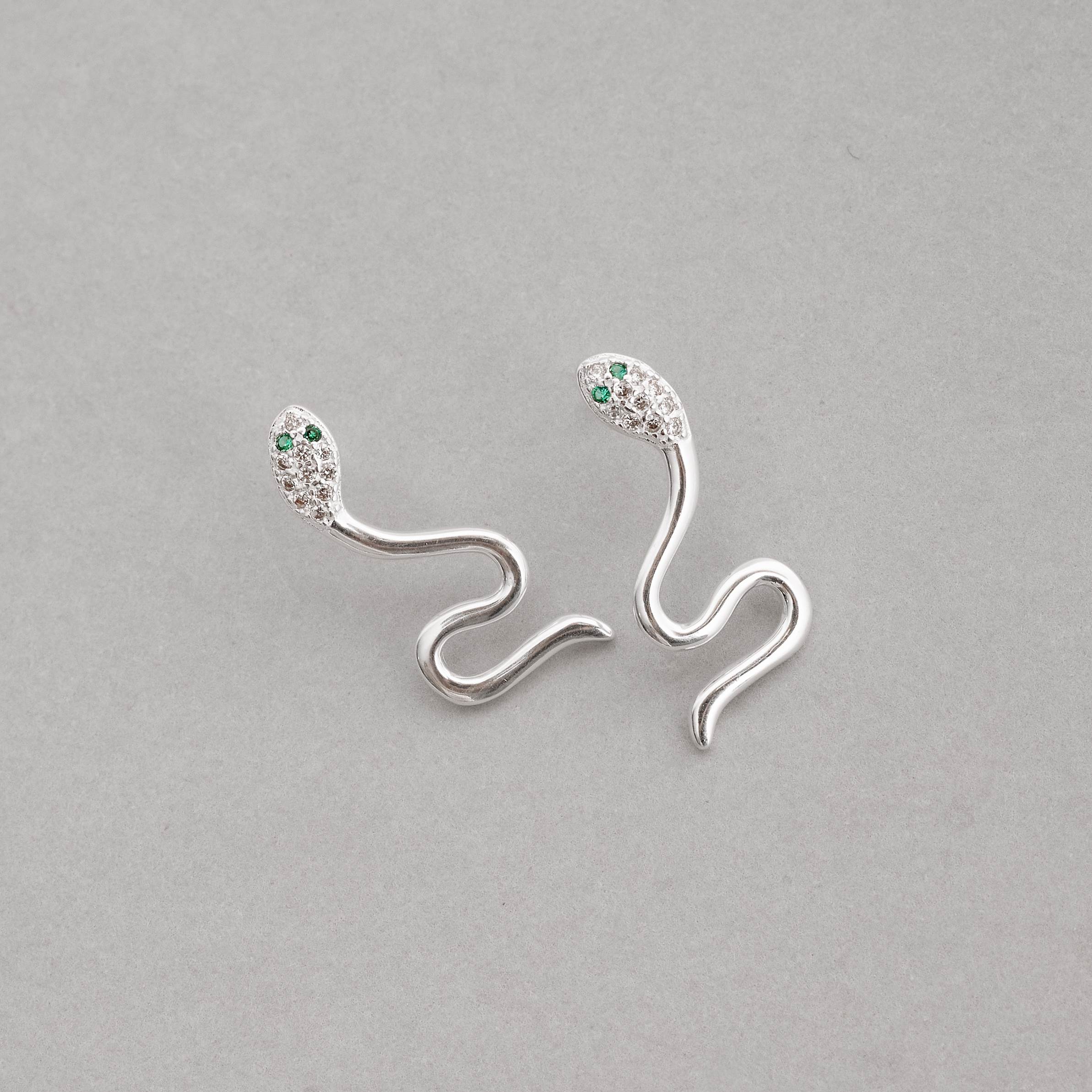 Imagem Secundária Brinco cobra cabeça cravejada detalhe zircônia verde 24mm
