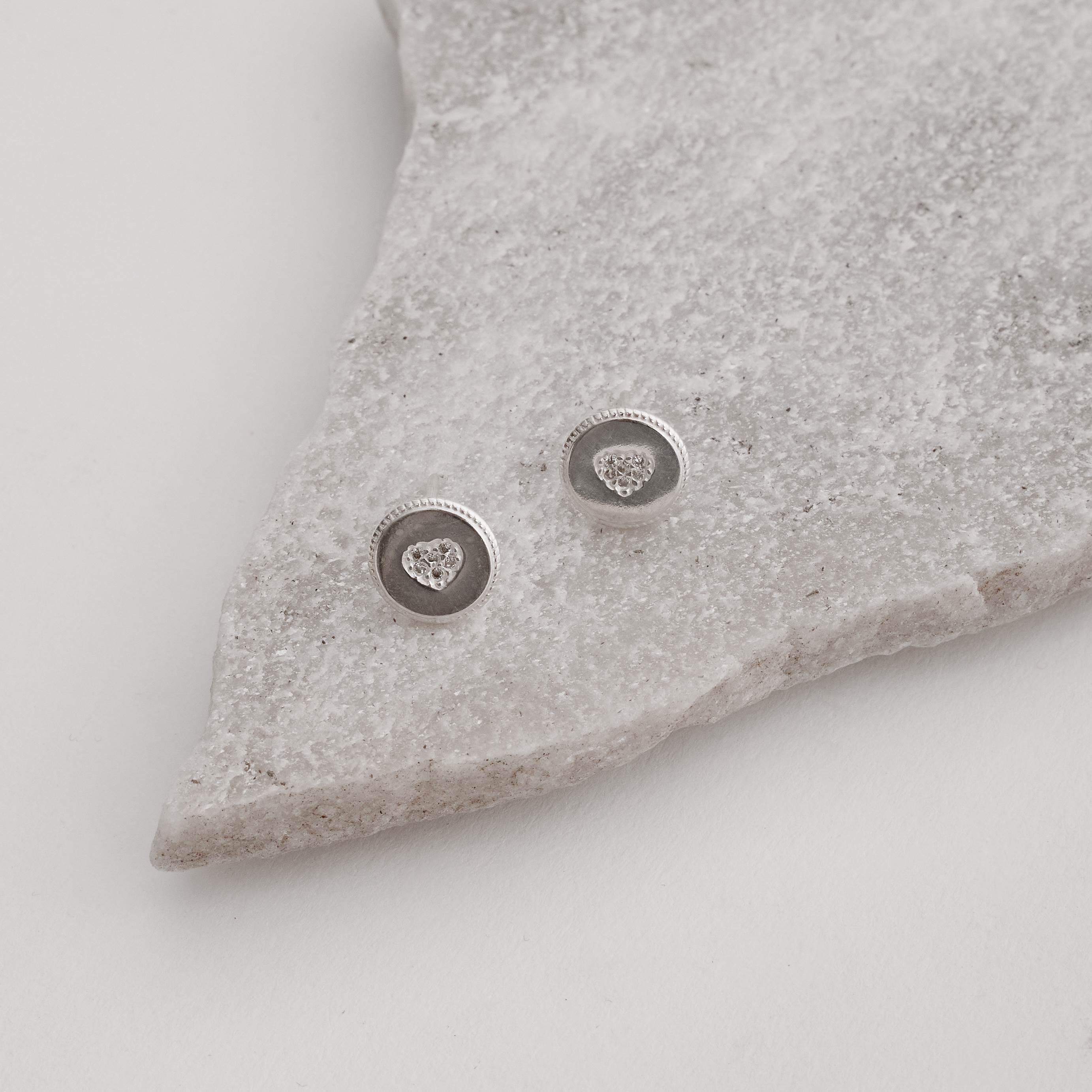 Imagem Secundária Brinco medalha coração cravejado 9mm