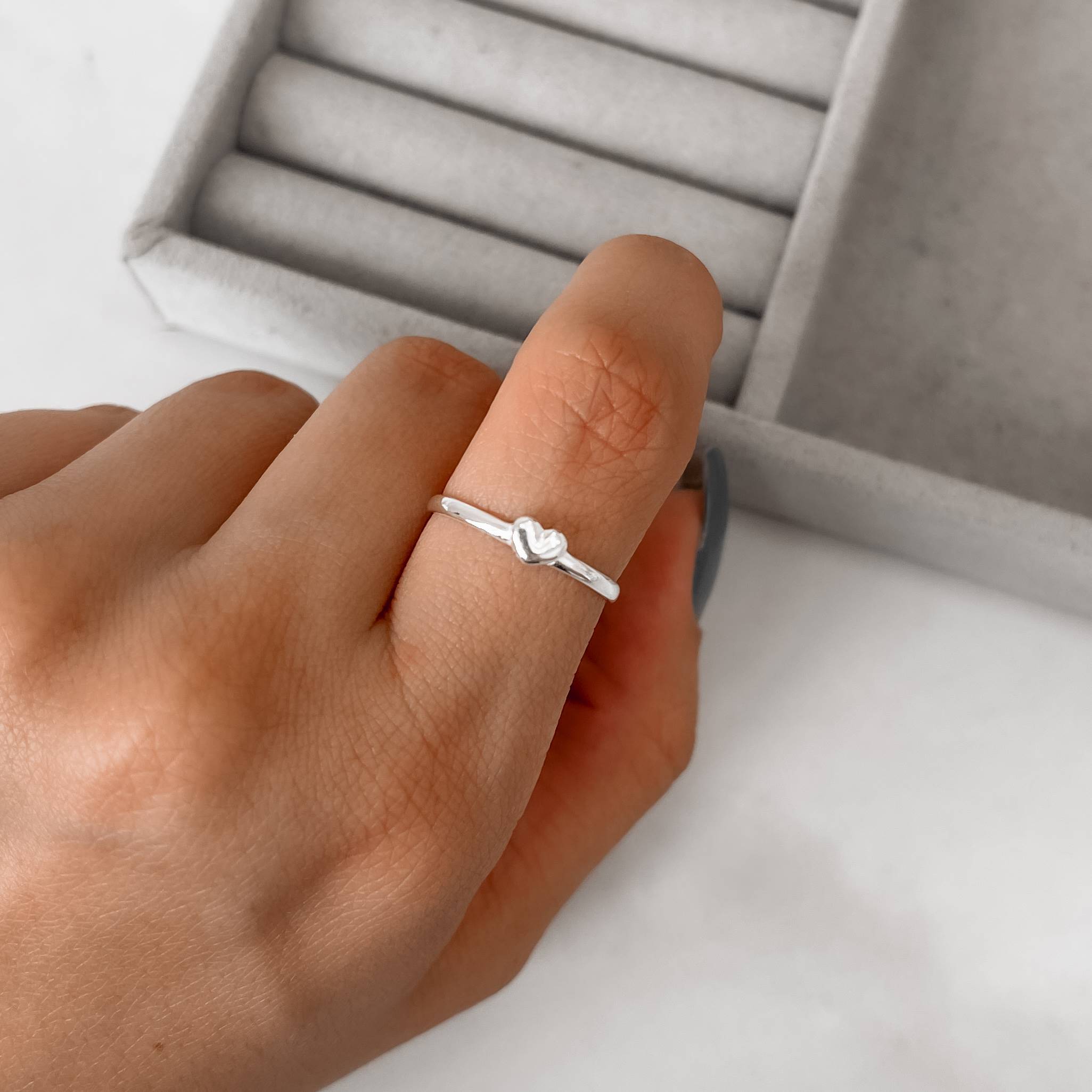 Imagem Anel aliança lisa detalhe coração