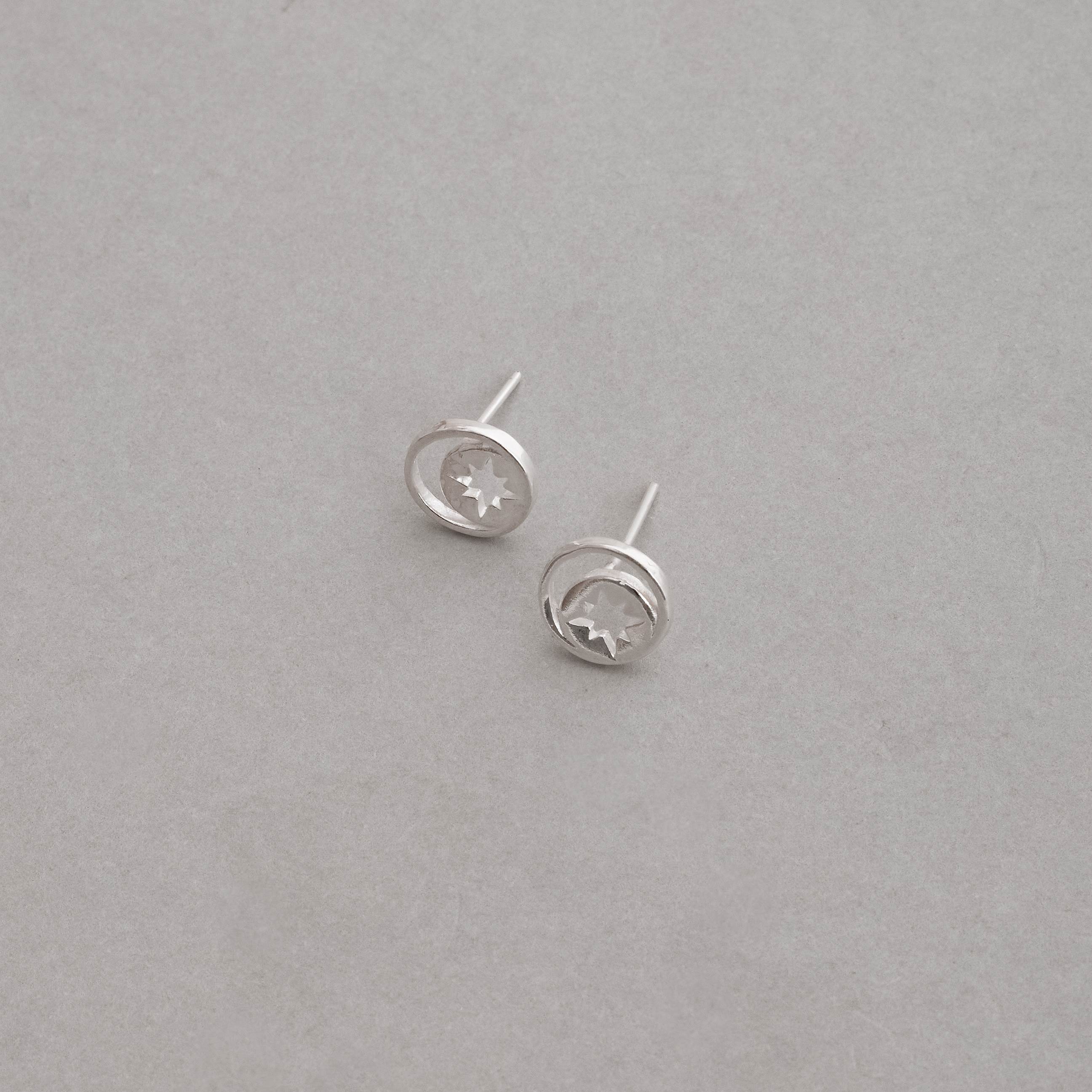 Imagem Secundária Brinco medalha lua e estrela vazadas 9mm