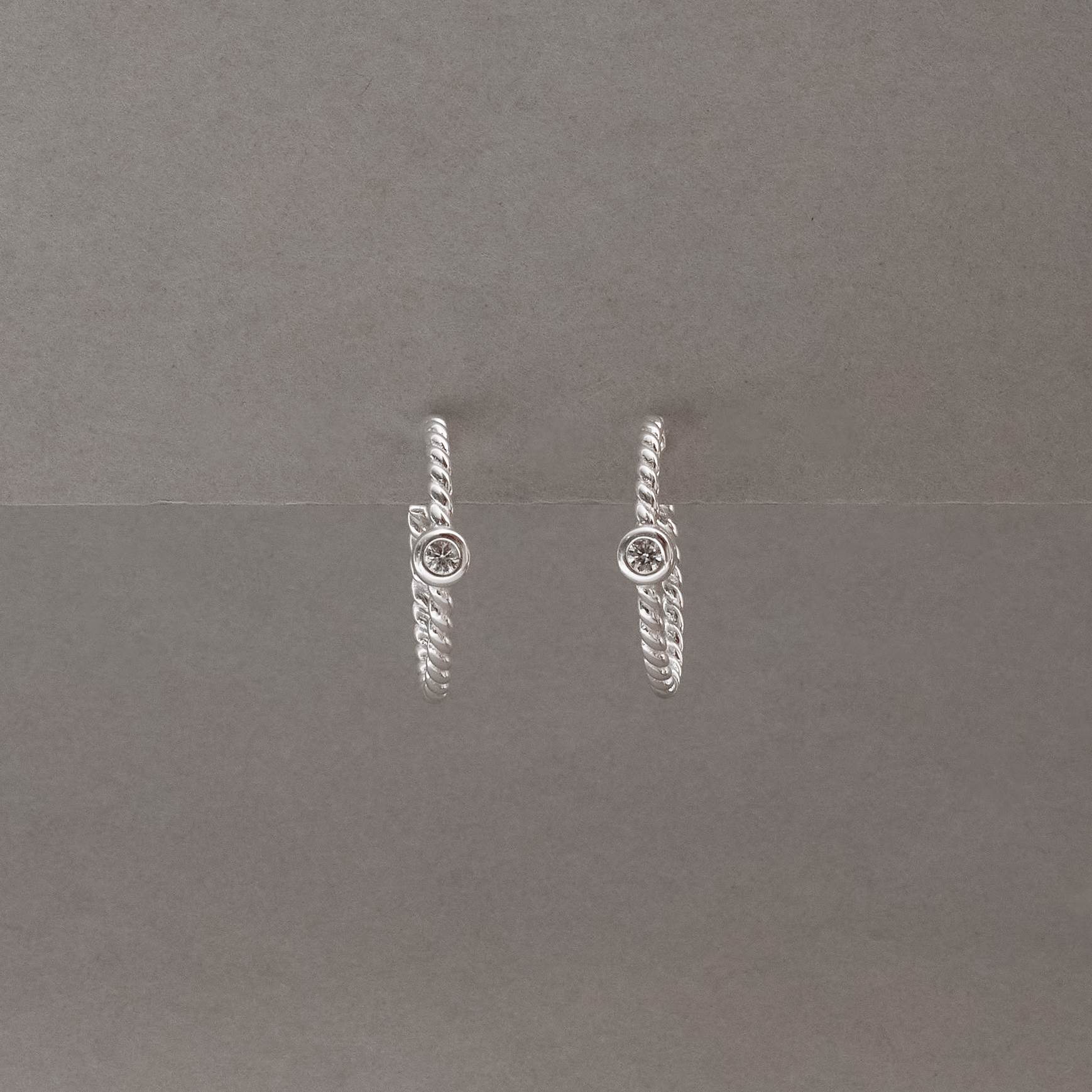 Imagem Secundária Argola torcida detalhe zircônia 20mm tarraxa