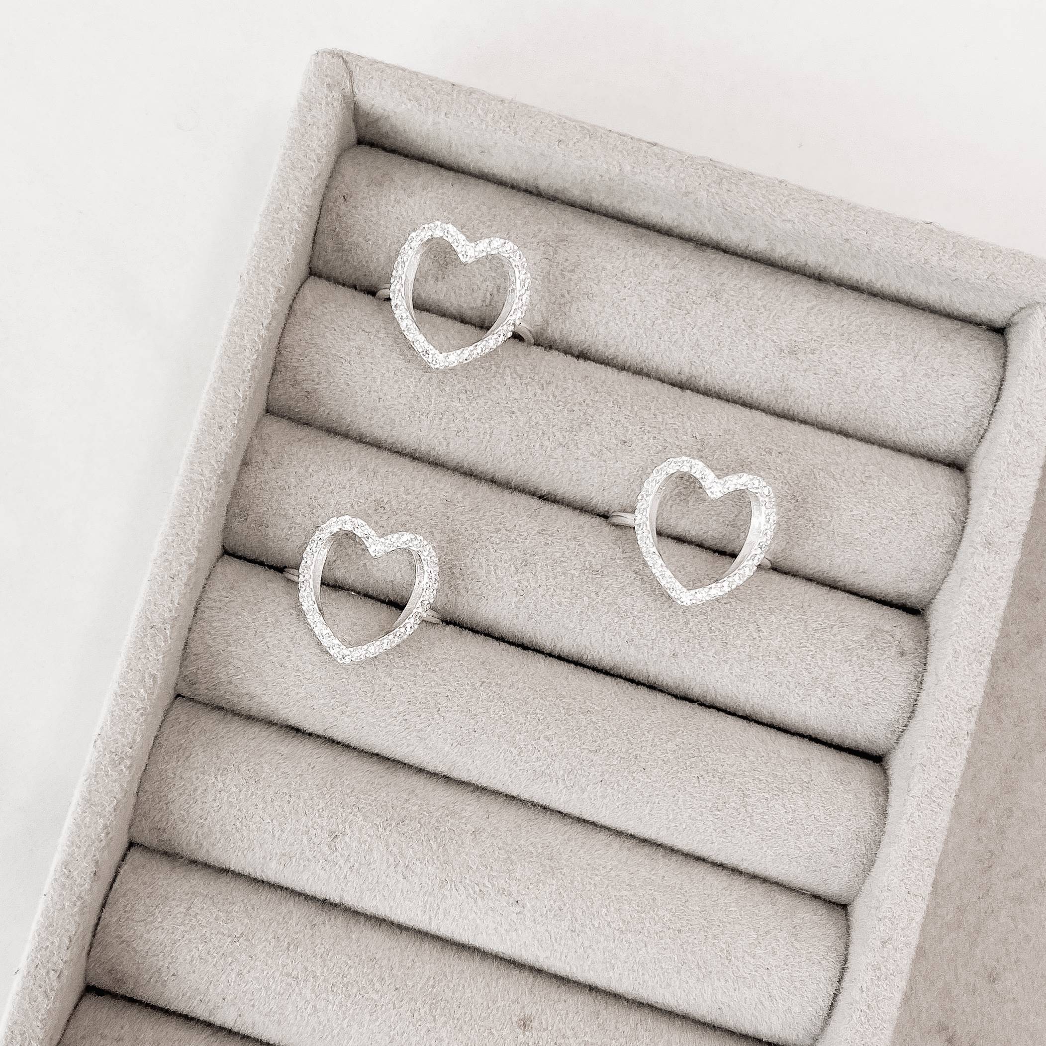 Imagem Anel coração vazado cravejado cristal