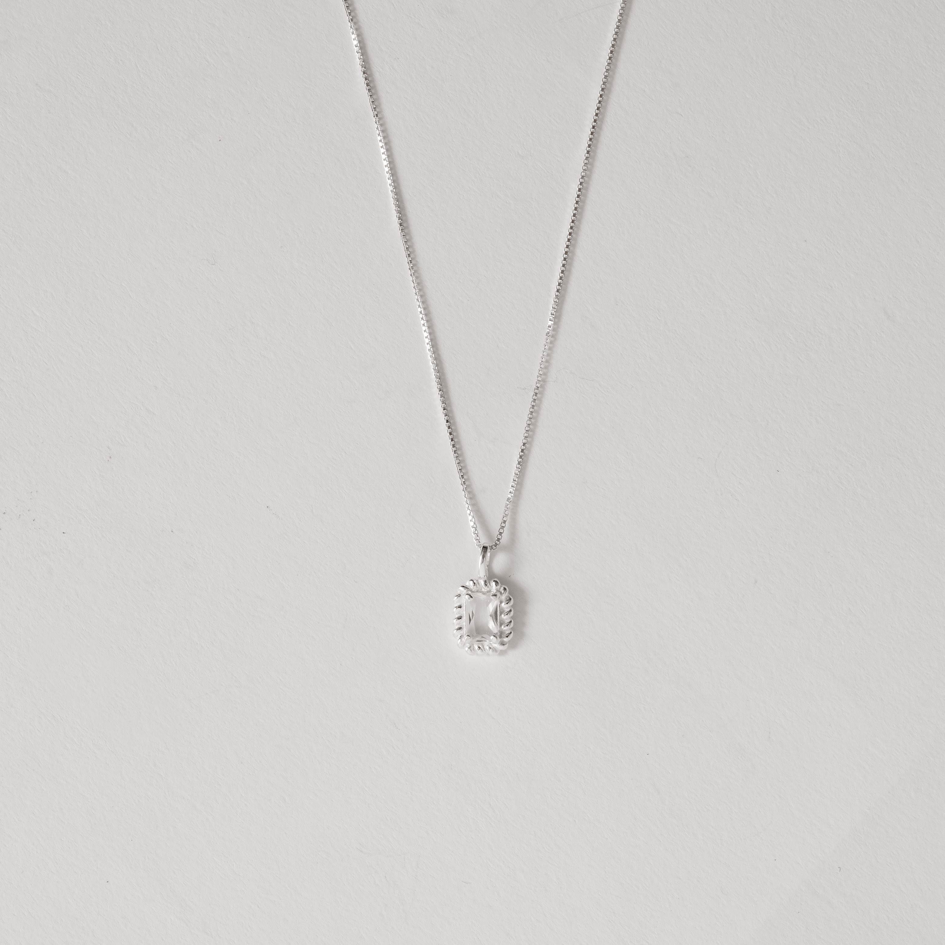 Imagem Colar pingente zircônia retangular cristal detalhe torcido 10mm 45cm
