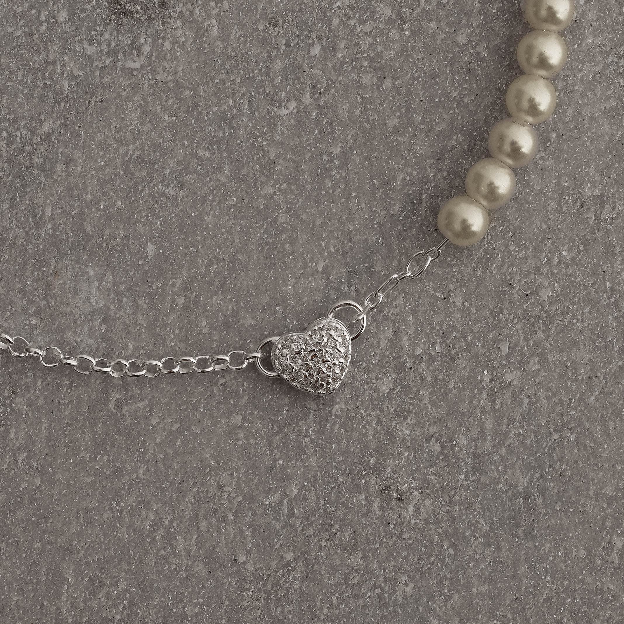 Imagem Secundária Pulseira entremeio coração cravejado 8mm corrente elo português e pérolas 17cm com alongadora