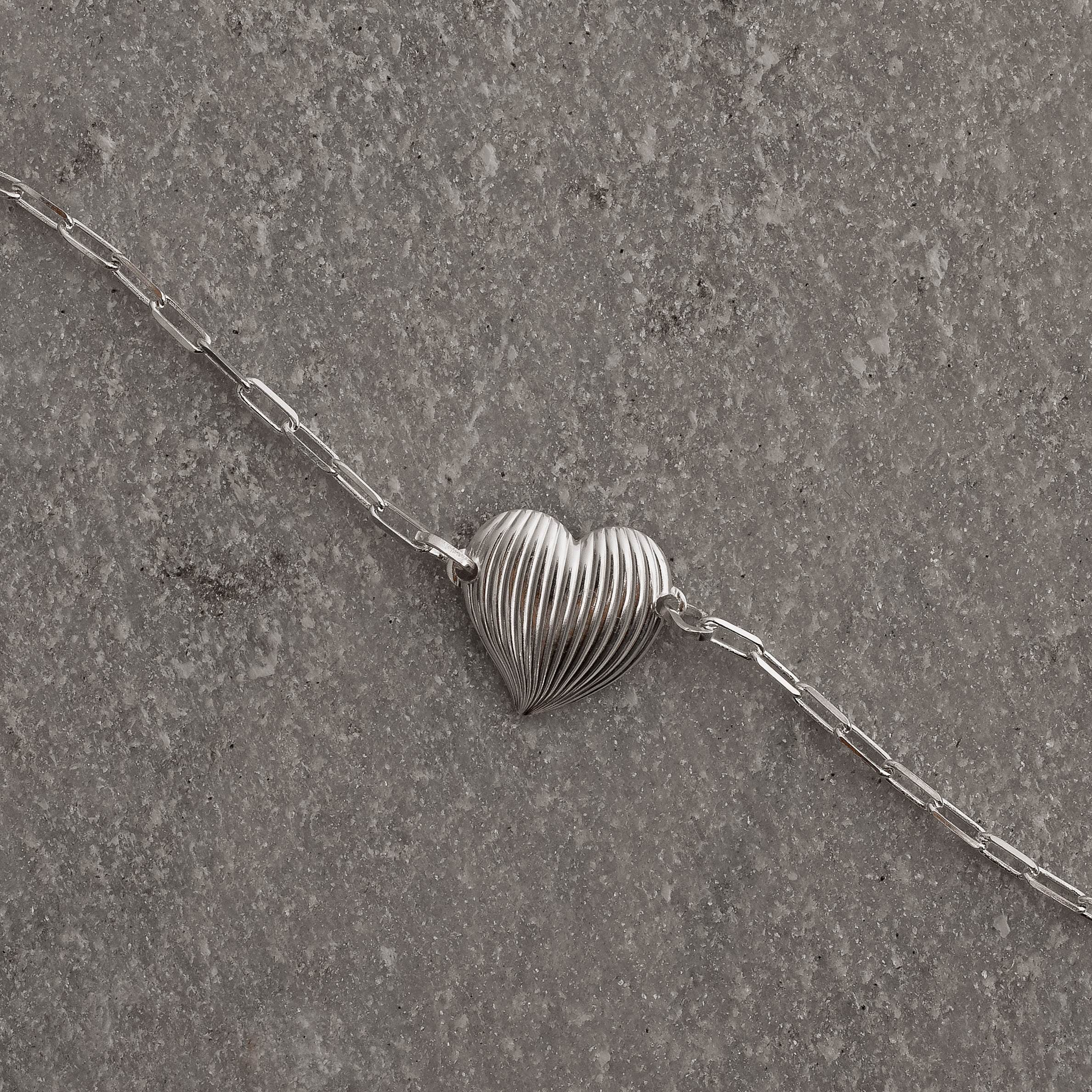Imagem Secundária Pulseira entremeio coração riscado 12mm corrente cartier