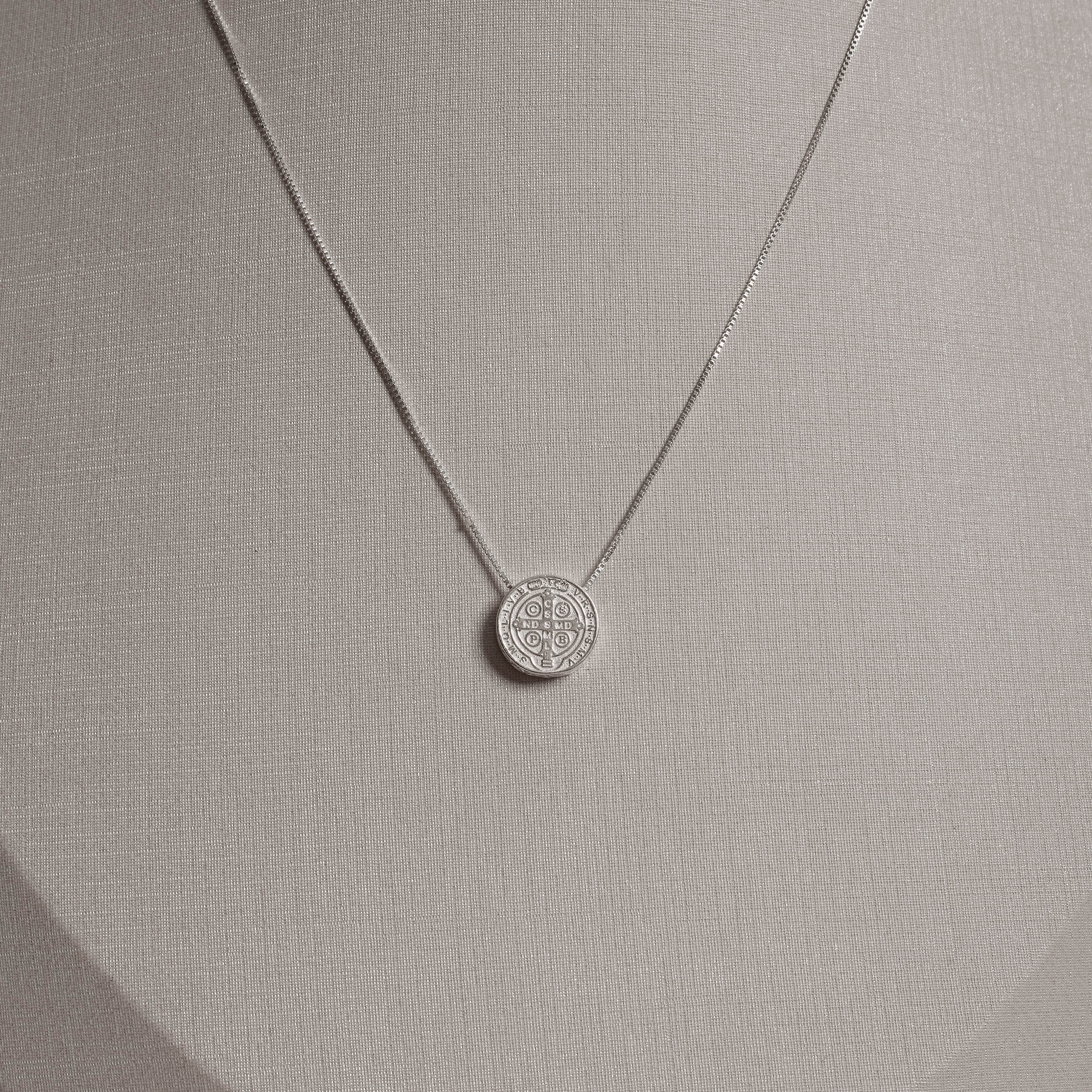 Imagem Secundária Colar medalha redonda São Bento 12mm 45cm