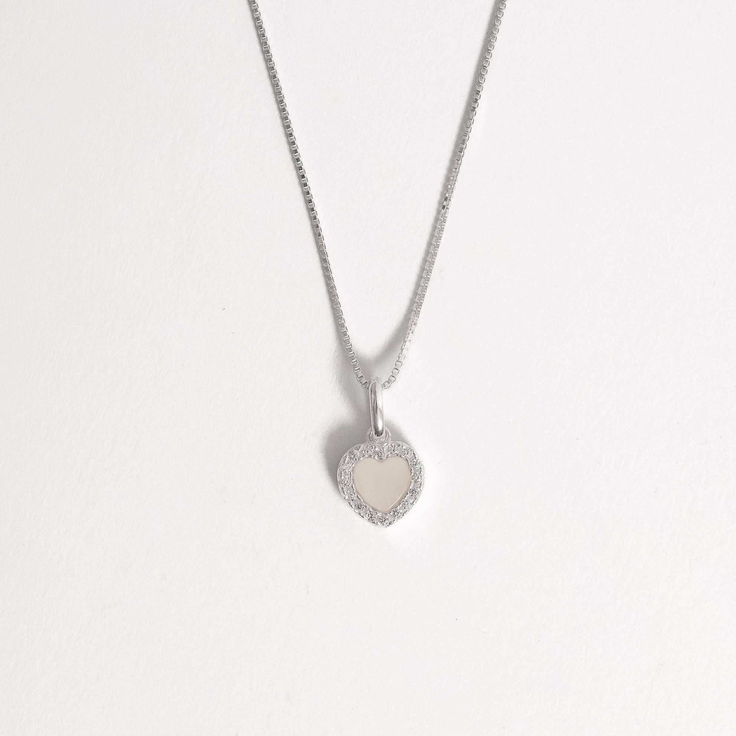 Imagem Colar pingente coração madrepérola com cravejado 8mm 40cm