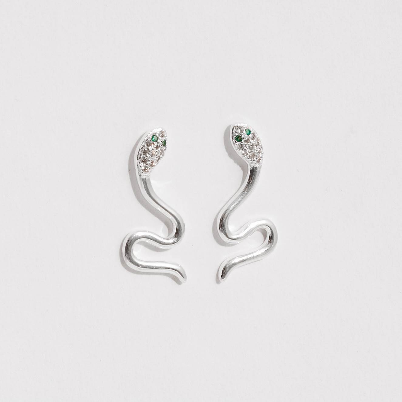 Imagem Brinco cobra cabeça cravejada detalhe zircônia verde 24mm