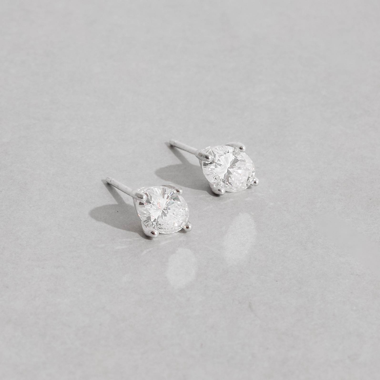 Brinco moissanite oval 7x5mm