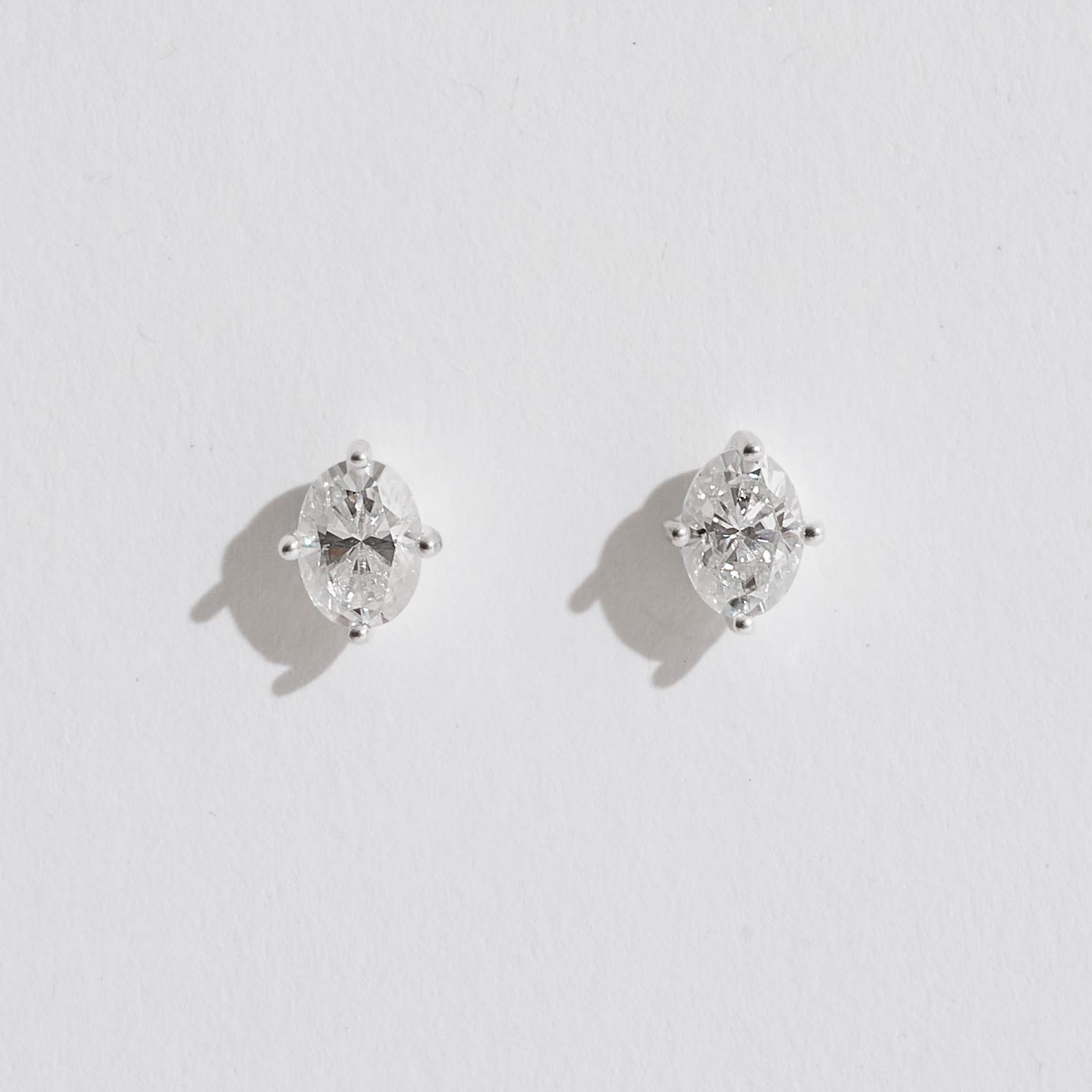 Brinco moissanite oval 7x5mm