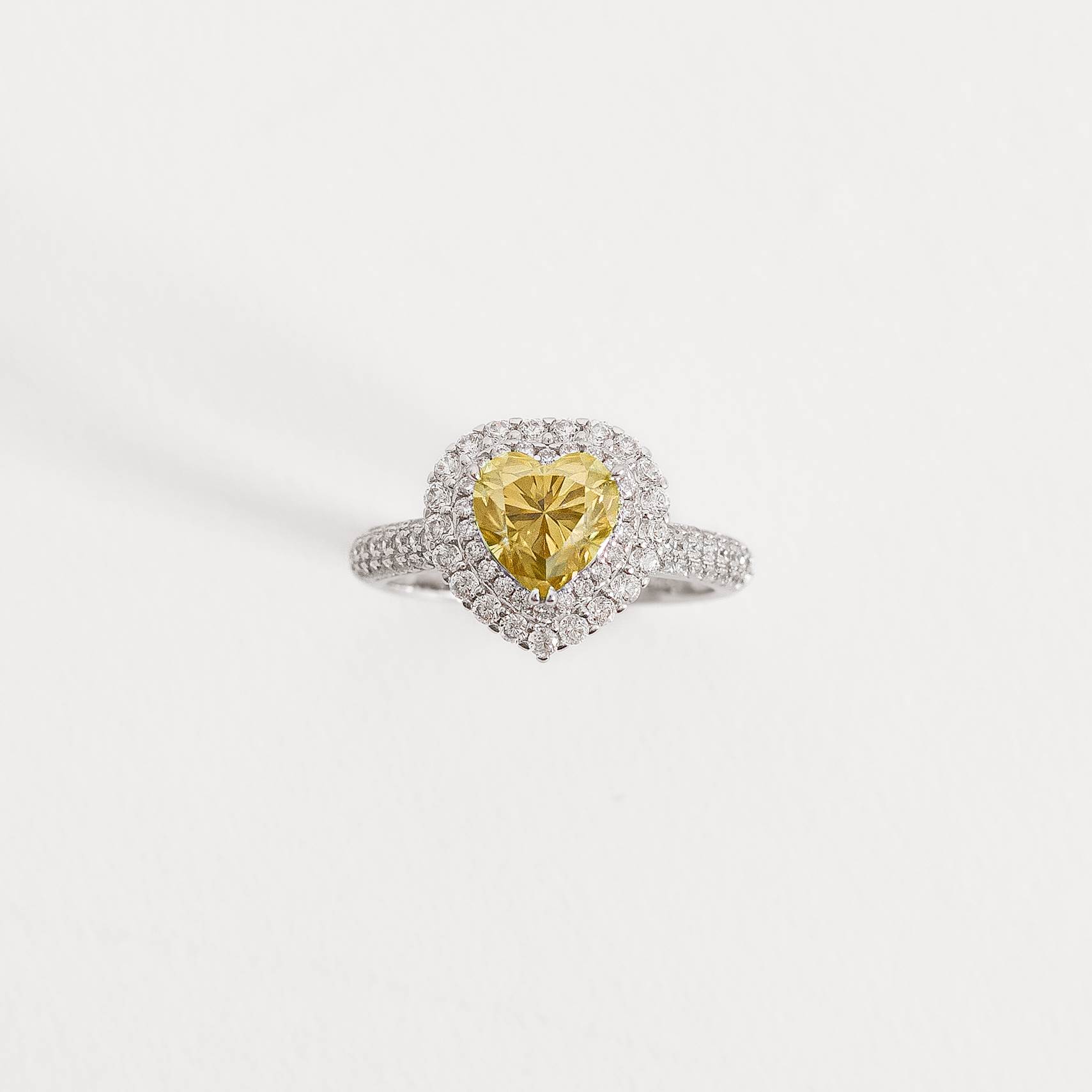 Anel moissanite coração Yellow Fancy 7mm com cravejado ródio
