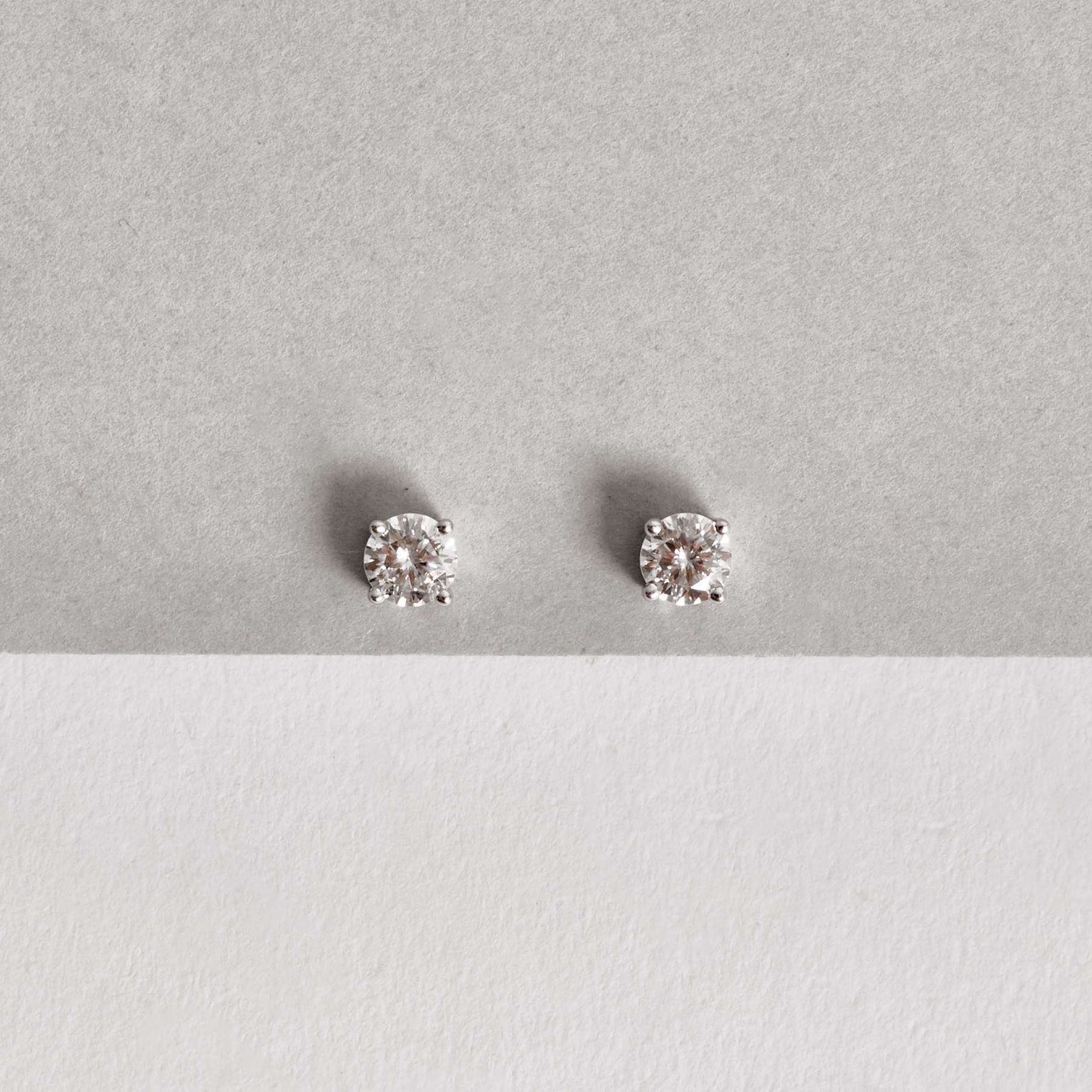 Brinco moissanite cristal 5mm ródio